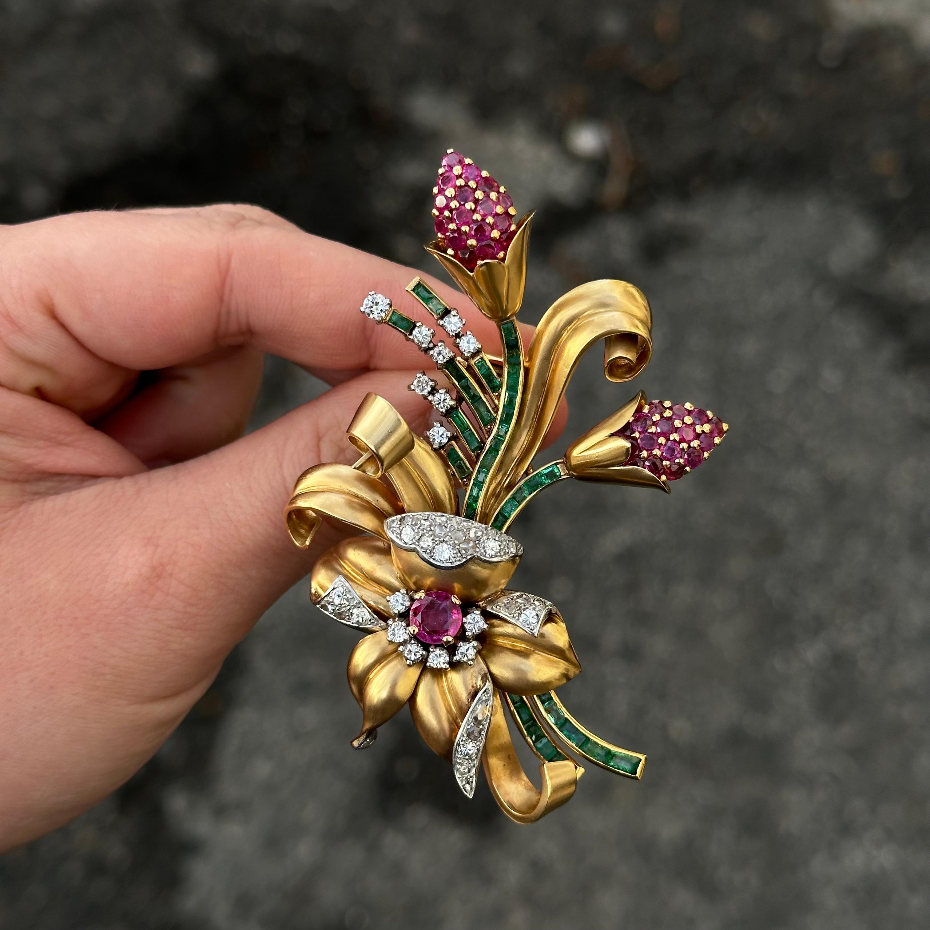 Retro Natural Burmese Ruby Emerald Diamond Floral Bouquet Brooch Rose Gold 1940s In Good Condition For Sale In Lisbon, PT