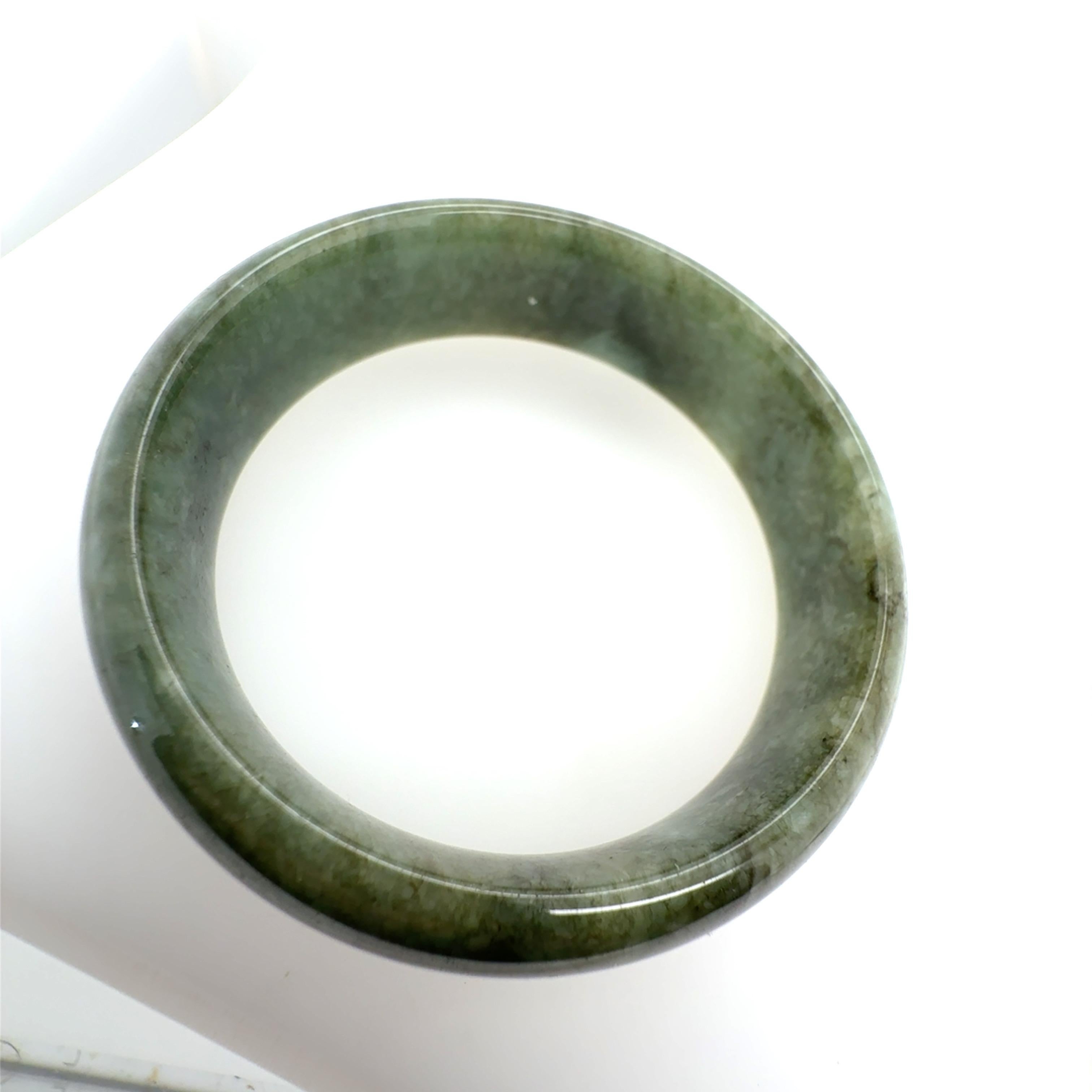 Retro natürliche grüne Jade 6,75 Zoll inneren Armreif 18mm breit CIRCA 1980 (Ungeschliffen) im Angebot