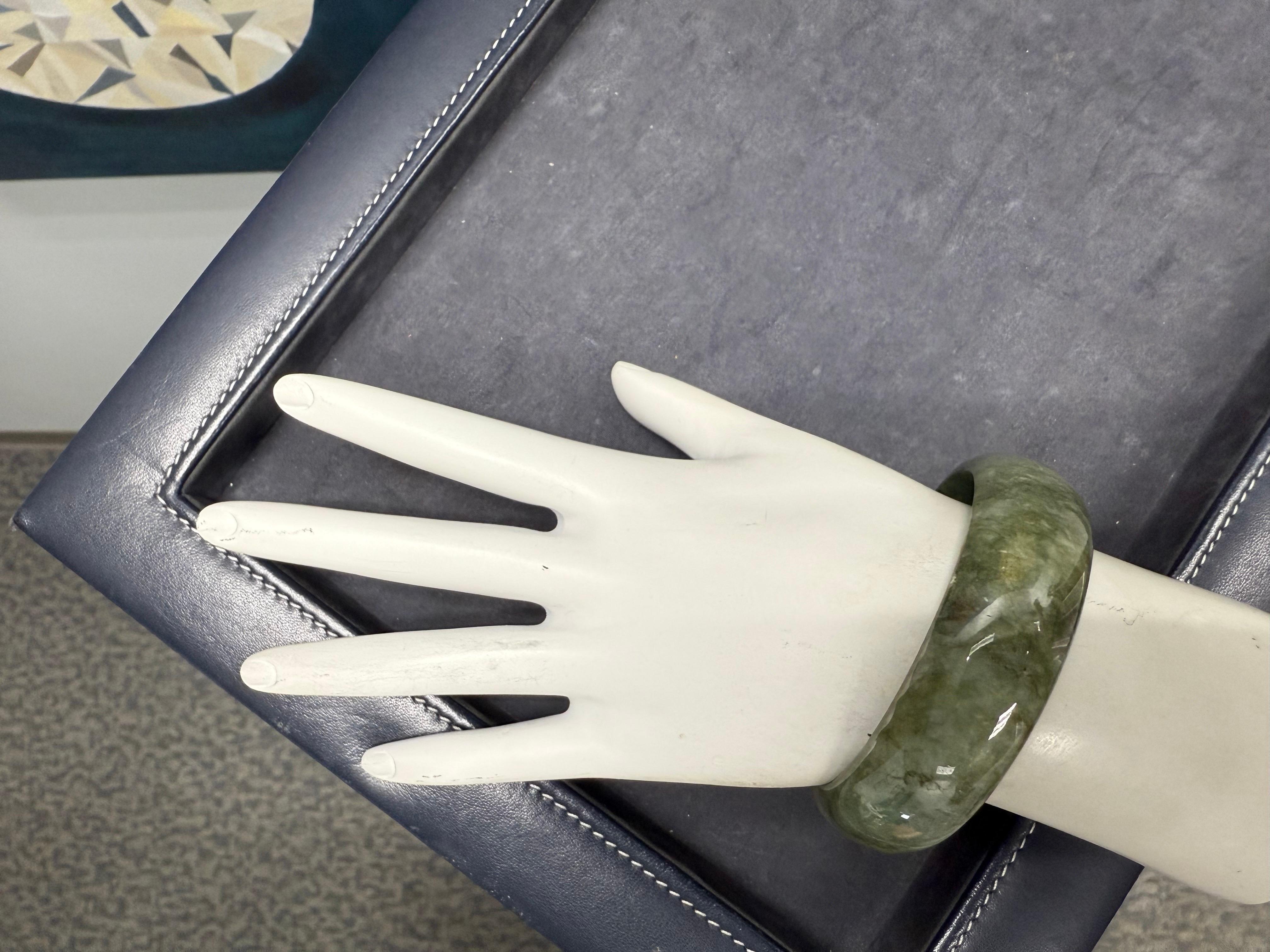 Retro natürliche grüne Jade 6,75 Zoll inneren Armreif 18mm breit CIRCA 1980 Damen im Angebot