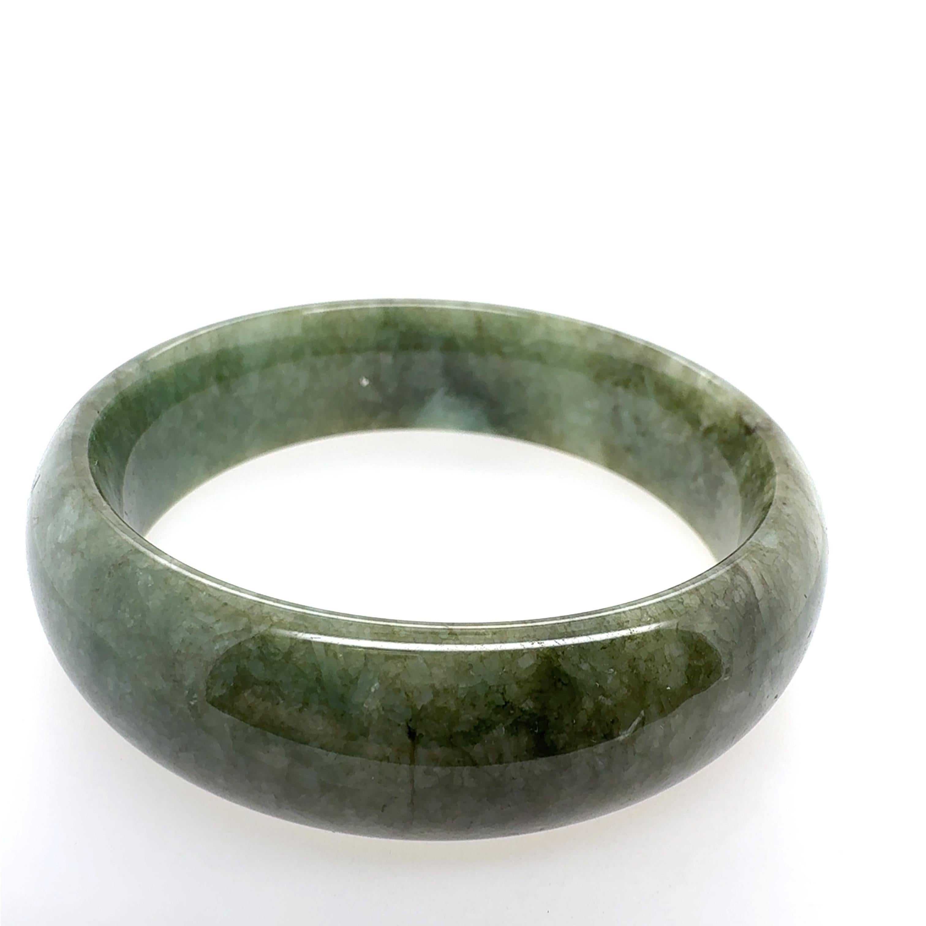Retro natürliche grüne Jade 6,75 Zoll inneren Armreif 18mm breit CIRCA 1980 im Angebot 1