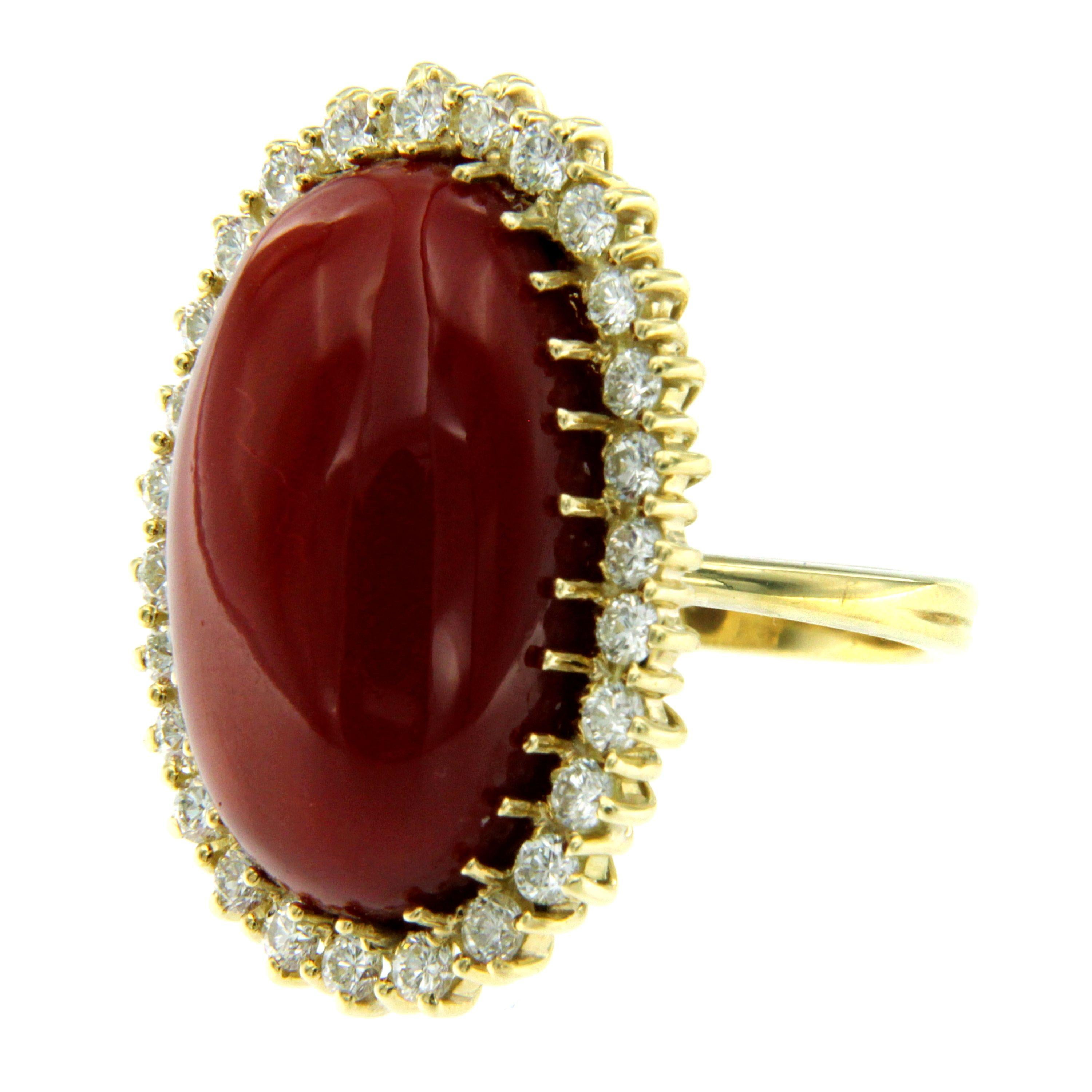 Beautiful Retro Cocktail Ring mounted in 18k yellow gold set with a natural, of great quality, Oxblood Aka Coral 21,72 x 13,50 mm (4,00 g) and surrounded by 1,20 carat of Round brilliant cut diamonds graded F/G color Vvs clarity.
Made in Italy,