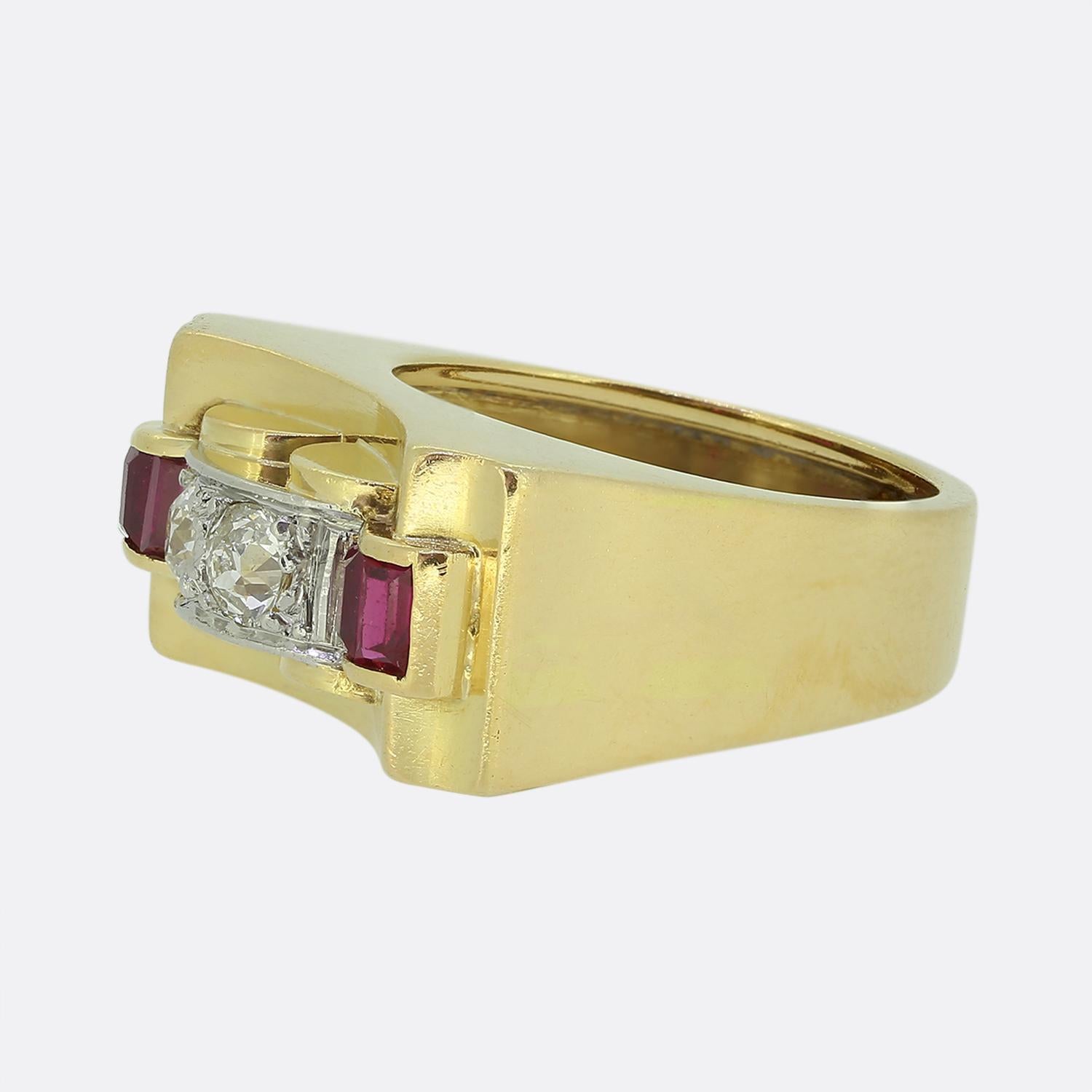 Nous avons ici une bague remarquable datant des années 1940. Ce modèle rétro présente deux diamants de taille ancienne et quatre rubis de taille baguette. L'agencement géométrique crée un effet visuel captivant qui se traduit par une déclaration