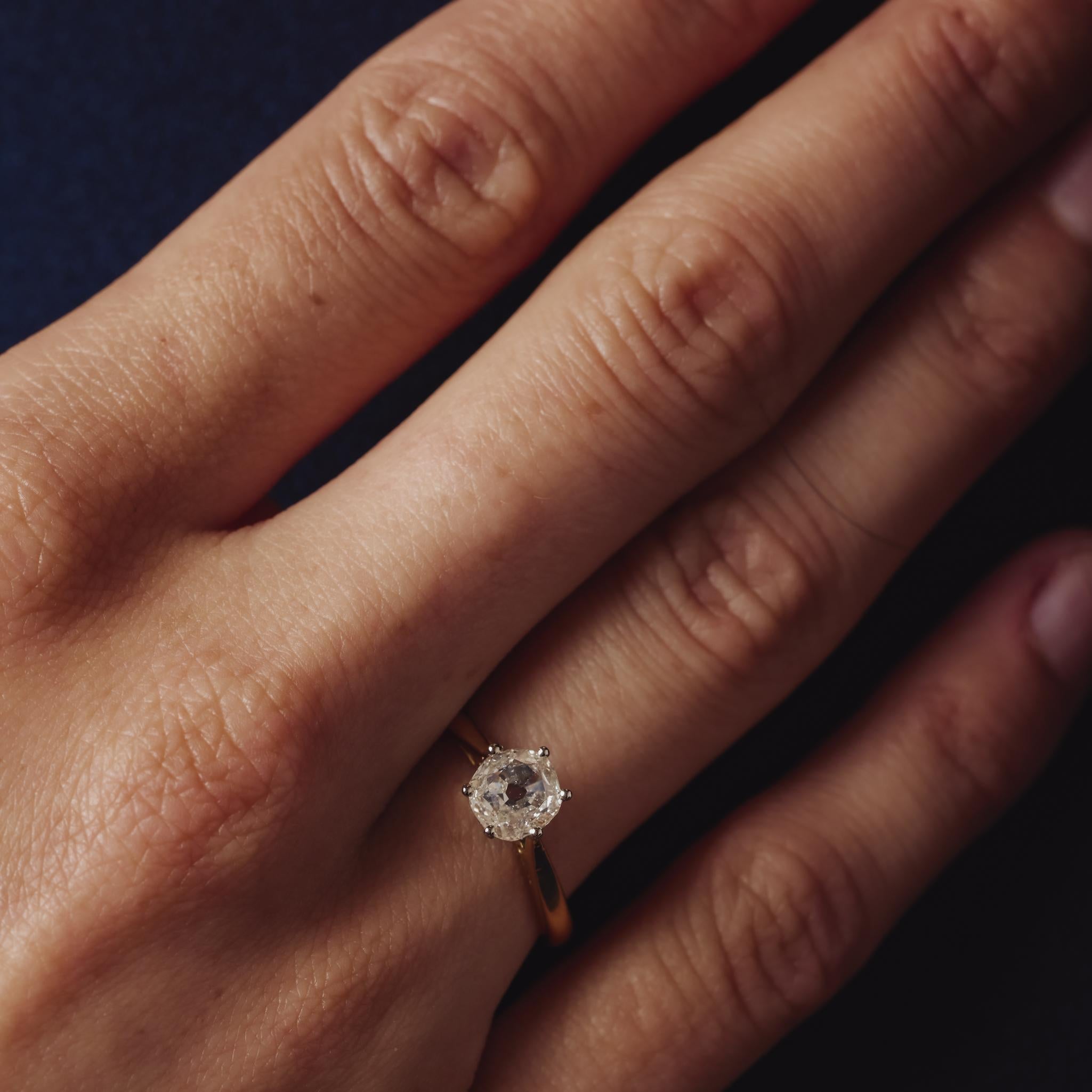 Dieser charmante Retro-Ring aus den 1940er Jahren präsentiert einen funkelnden Diamanten im Minenschliff von 0,73 Karat in warmem 18-karätigem Gelbgold, der Vintage-Charakter mit schlichter Eleganz verbindet.