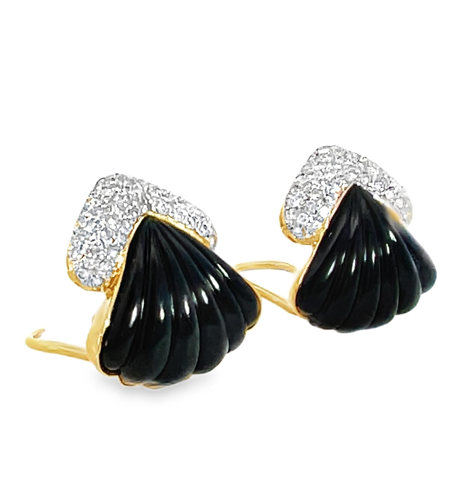 Découvrez la fusion parfaite de l'élégance et d'un design audacieux avec ces boucles d'oreilles vintage en or jaune et blanc 18 carats, présentant une coquille d'onyx noir saisissante rehaussée de 114 diamants ronds de taille brillant totalisant