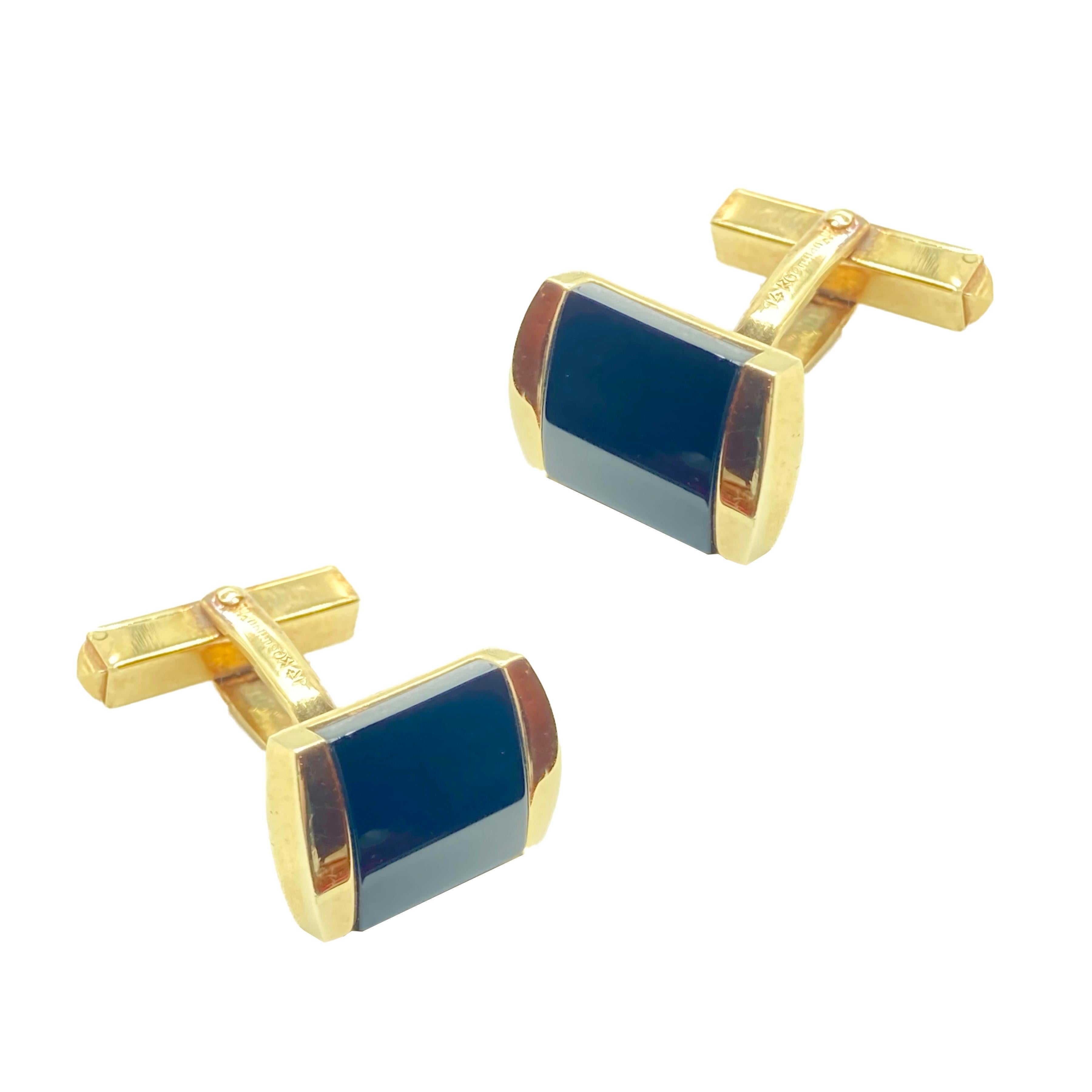 A chic pair of retro onyx and yellow gold cufflinks. Circa 1950.