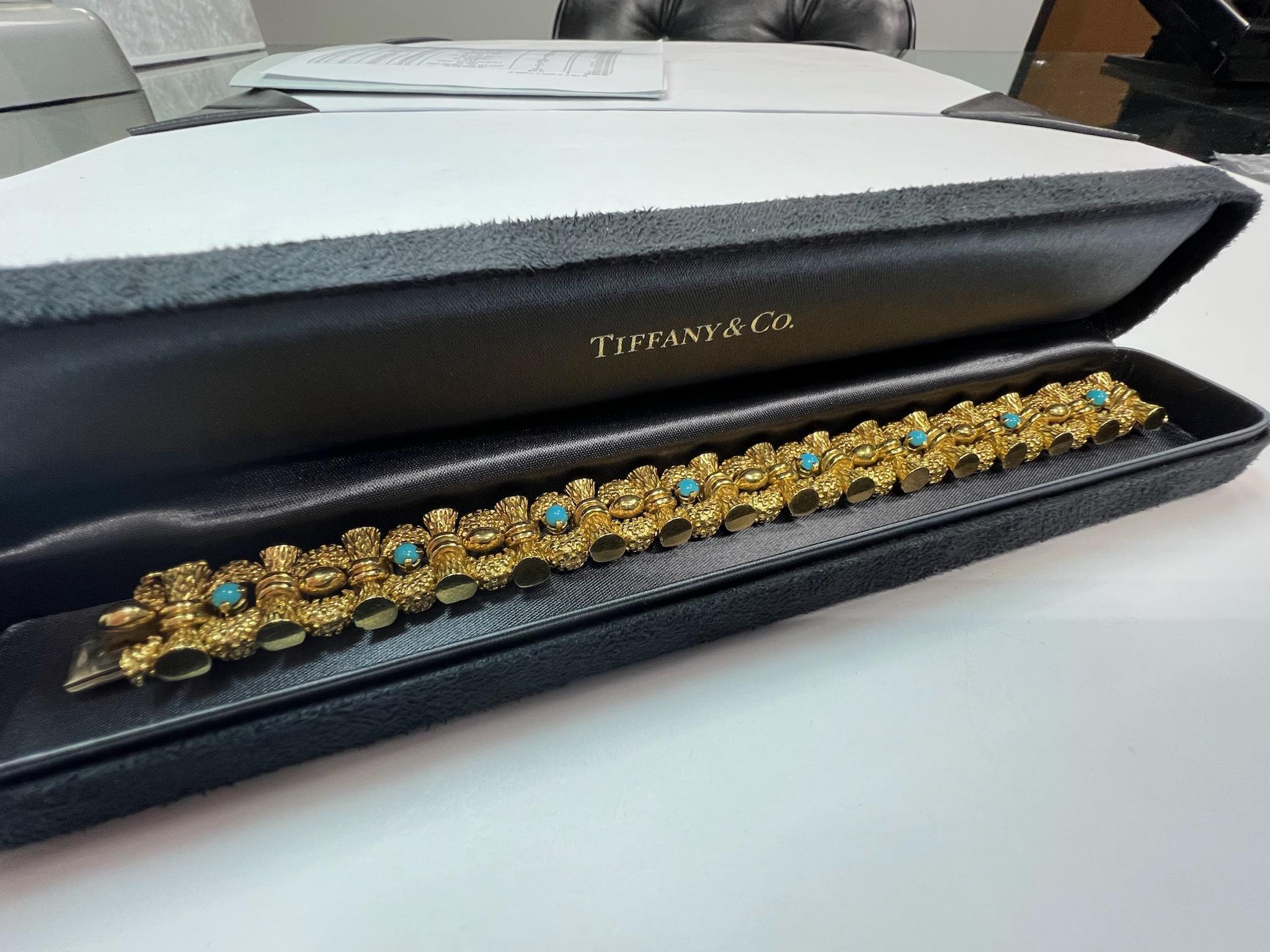 Ein prächtiges Armband aus Türkis und 18k Gelbgold von TIFFANY&CO, CIRCA 1960er Jahre.

Das Gewicht beträgt 87 Gramm, die Länge ist 7 Zoll, die Breite ist etwas mehr als 1/2 Zoll (15mm). 

Keine Originalpapiere.