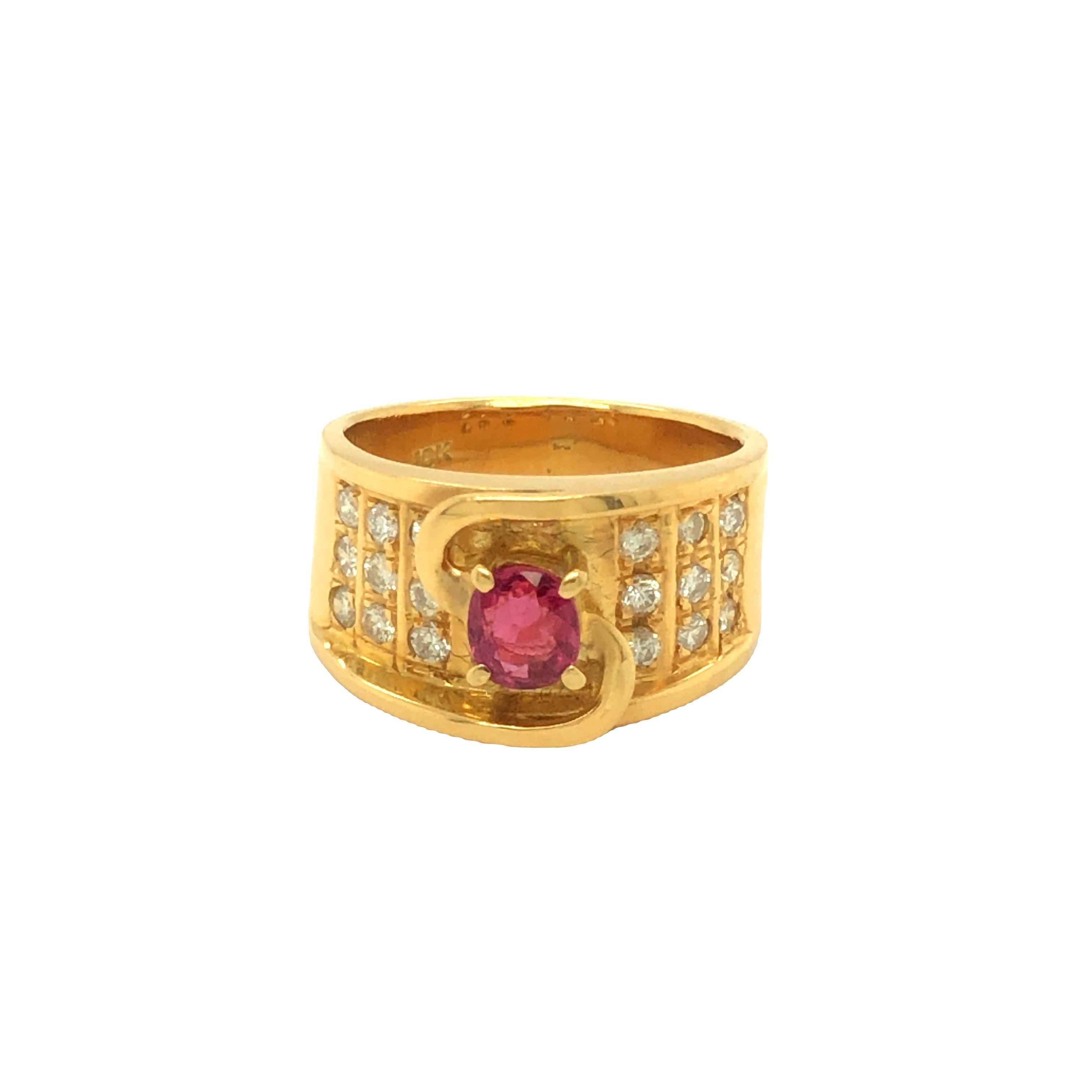 Der Retro-Ring enthält einen ovalen Rubin von 0,45 Karat mit einer lebhaften roten Farbe. Er ist mit runden Diamanten im Brillantschliff mit einem Gesamtgewicht von 0,40 Karat verziert. Kunstvoll aus 18 Karat Gelbgold gefertigt und bereit zum