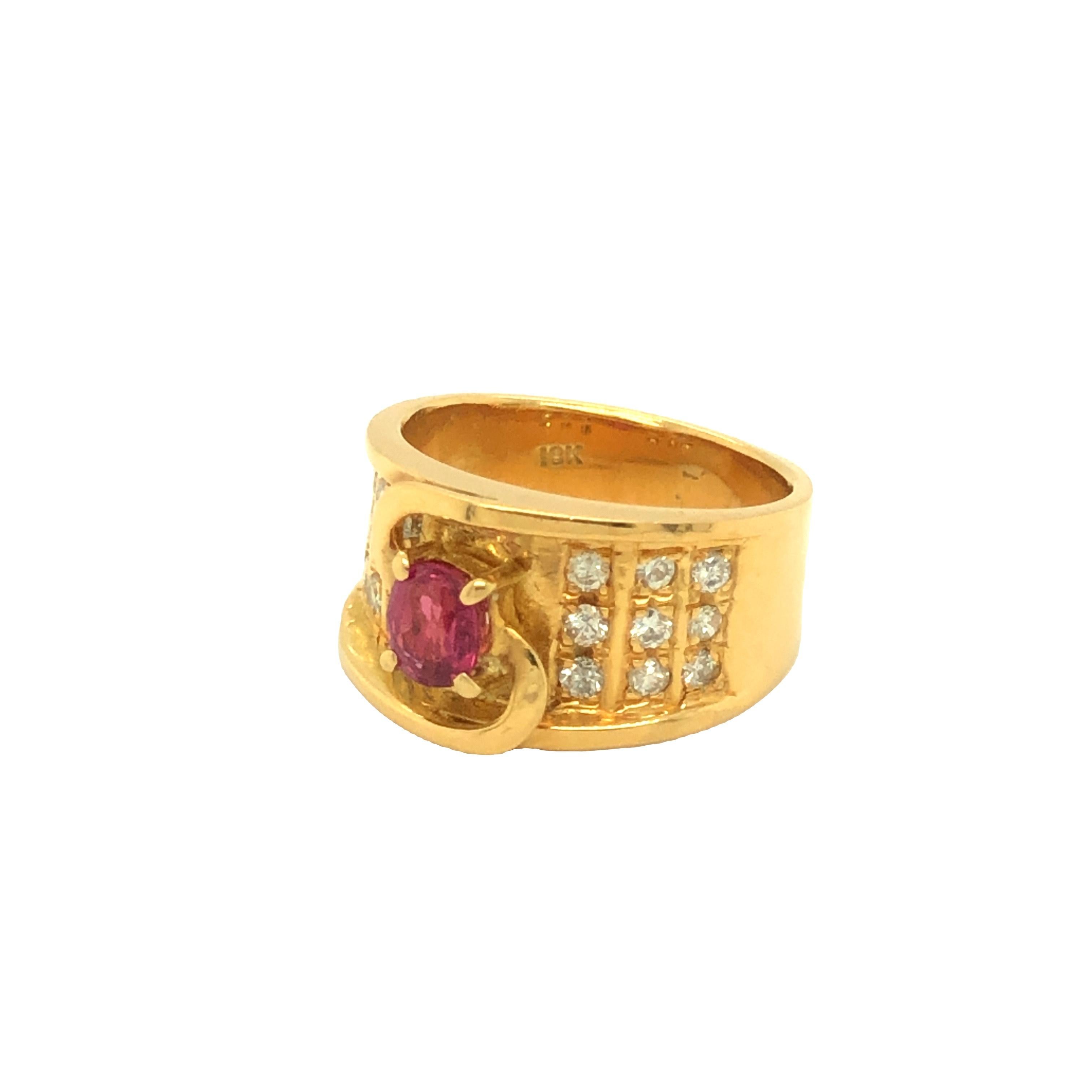 Retro Oval geformter Rubin und runder Diamant breites Band 18K Gelbgold (Ovalschliff) im Angebot