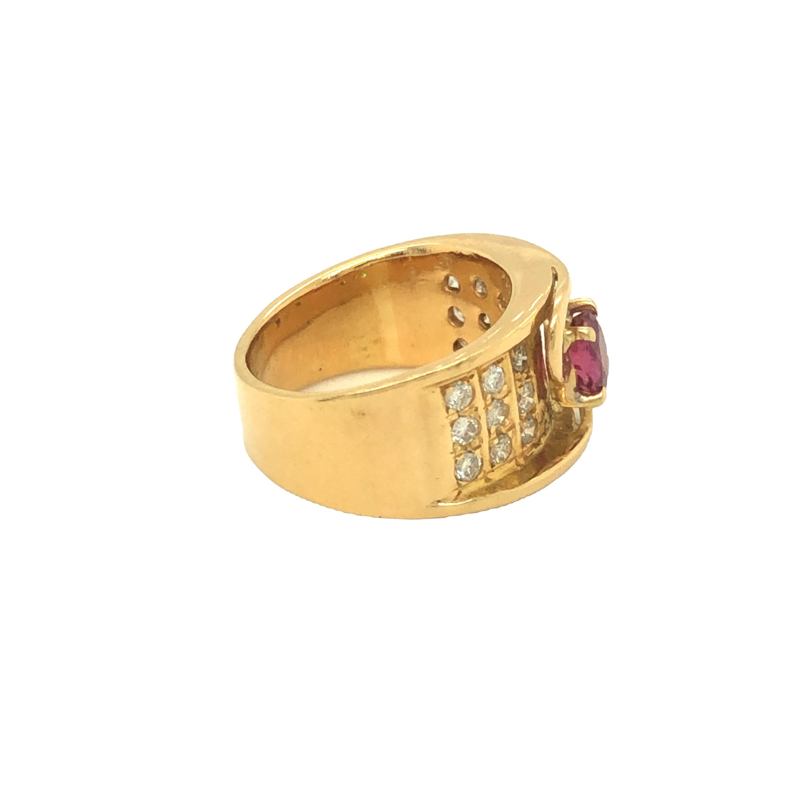 Retro Oval geformter Rubin und runder Diamant breites Band 18K Gelbgold im Angebot 1