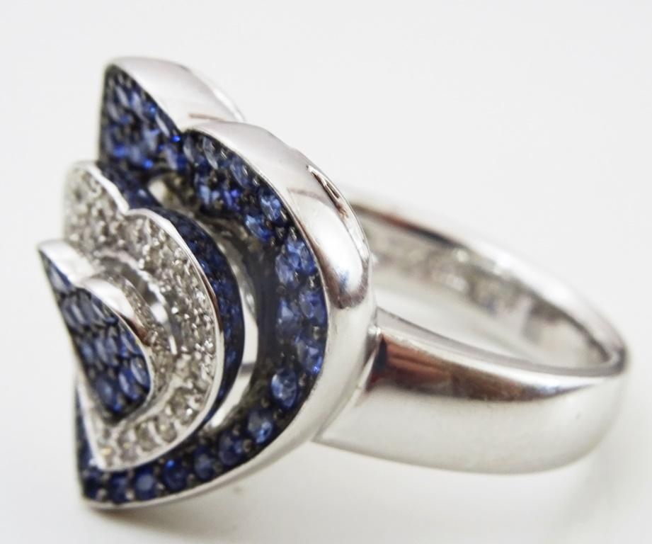 Round Cut Retro Pave 18 karat White Gold Diamond and Sapphire Ring For Sale