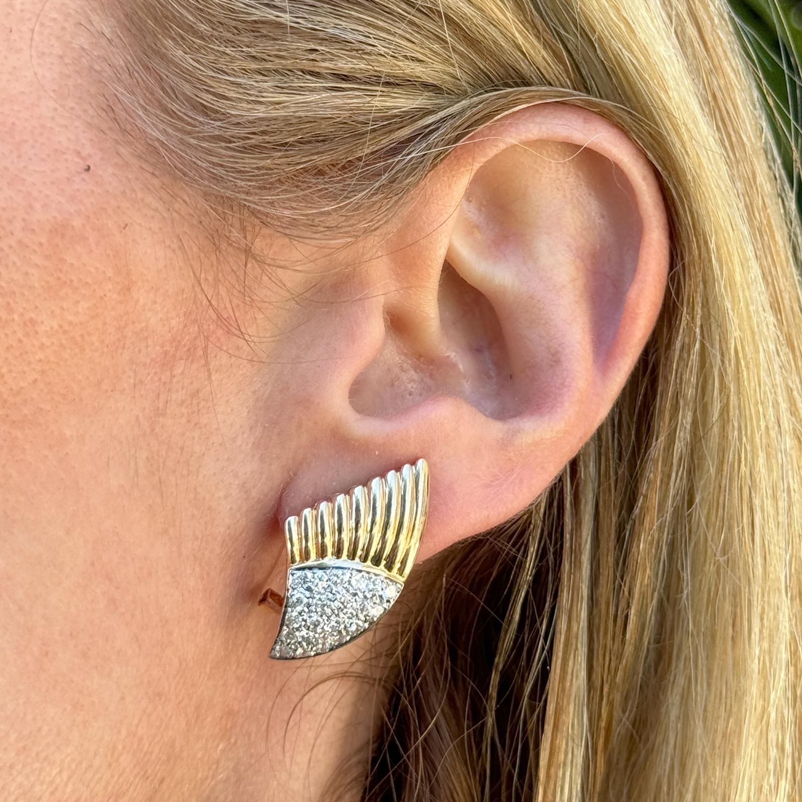 Les boucles d'oreilles rétro en or jaune 14 carats et diamant sont une paire frappante de design du milieu du 20e siècle qui exsude l'élégance et la sophistication. Ces boucles d'oreilles exquises sont fabriquées en or jaune 14 carats de haute