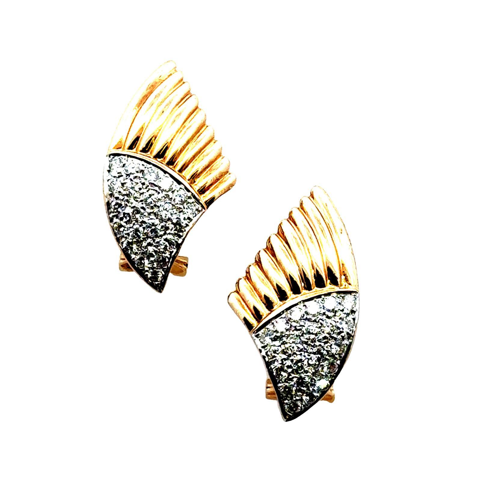 Rétro Boucles d'oreilles rétro en or jaune 14 carats avec pavé de diamants et ailettes en vente