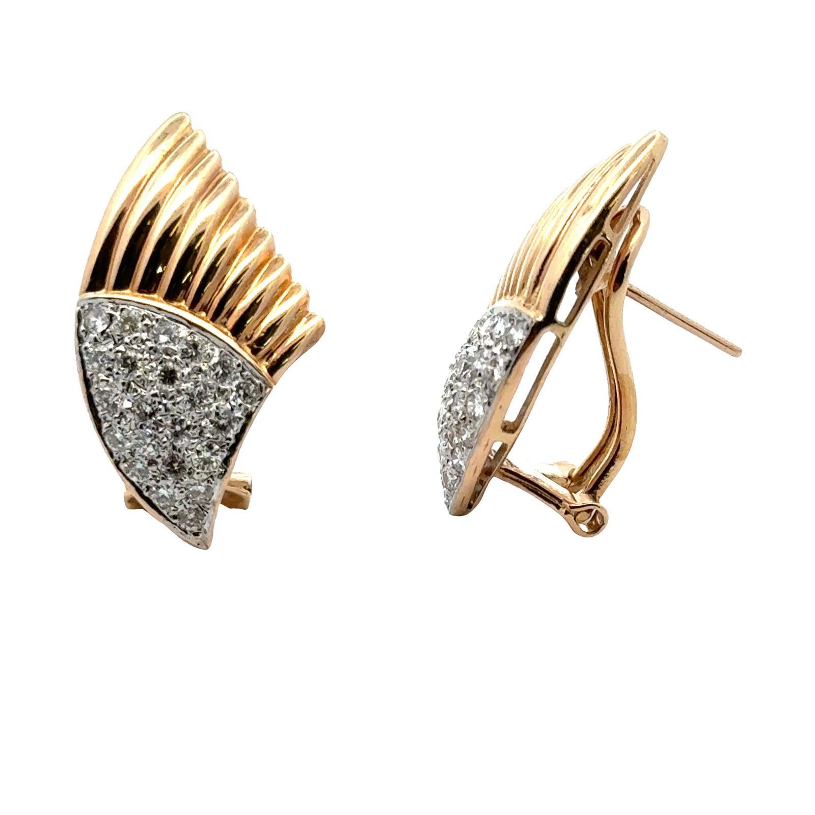 Taille ronde Boucles d'oreilles rétro en or jaune 14 carats avec pavé de diamants et ailettes en vente
