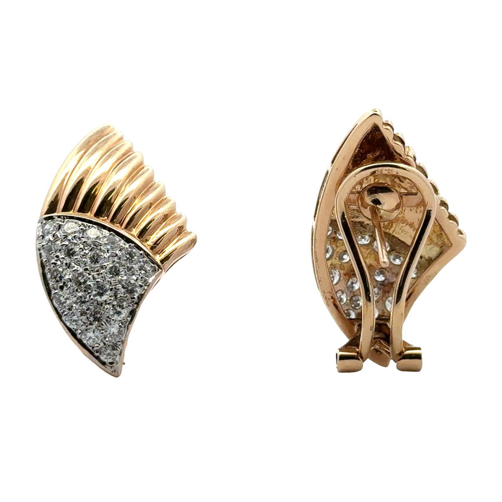 Boucles d'oreilles rétro en or jaune 14 carats avec pavé de diamants et ailettes Excellent état - En vente à Boca Raton, FL