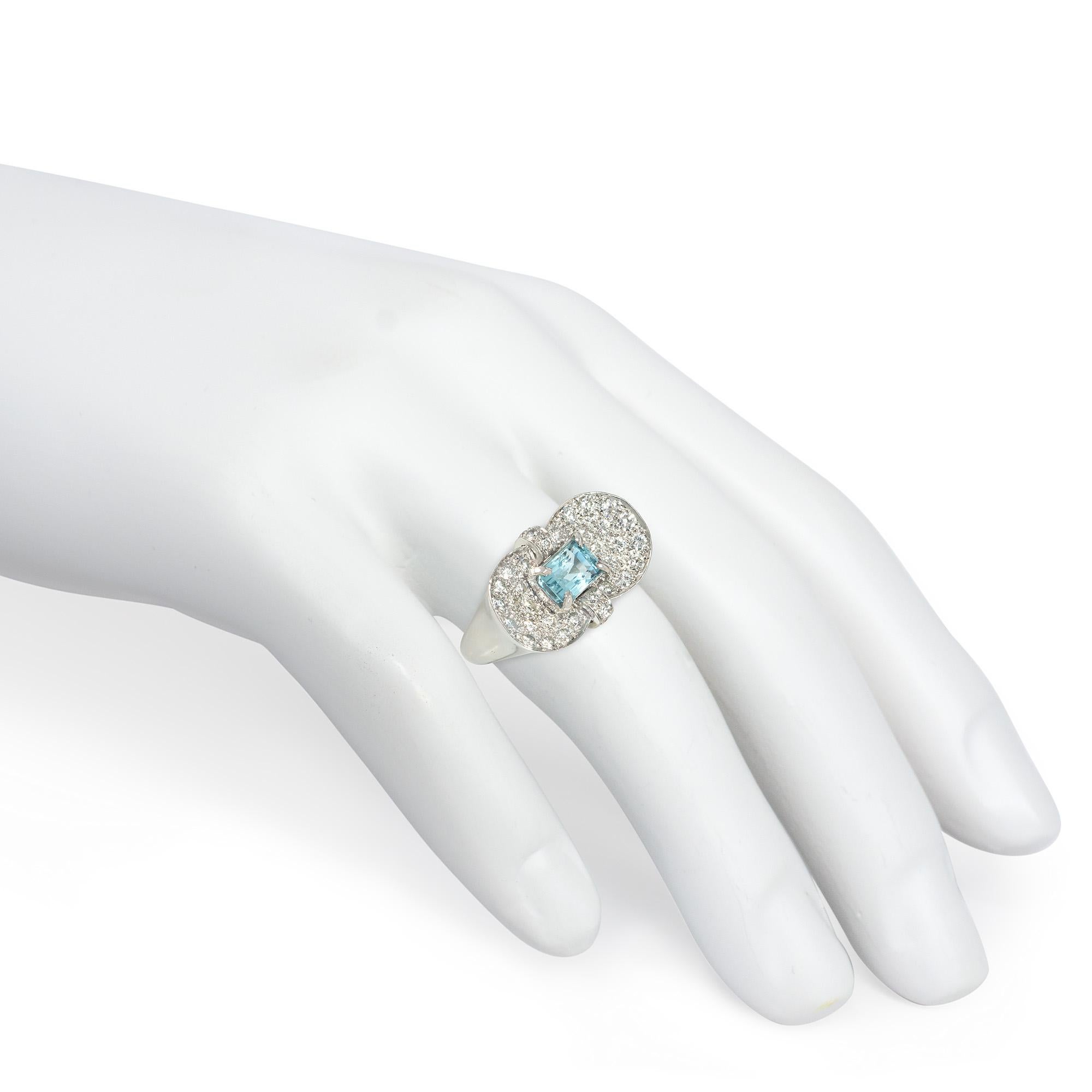 Bague rétro Pav en diamant, aigue-marine et platine à motif de panneau concave Bon état - En vente à New York, NY