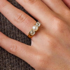 Anillo retro de tres piedras con diamantes de corte «old mine» y perlas, de oro de 18 quilates en dos tonos