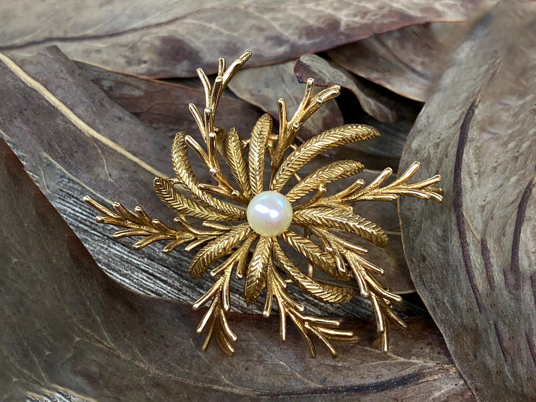 Cabochon Retro Pearl Yellow Gold Brooch Natural Nacreous White Gem Unisex Floral Jewels For Sale