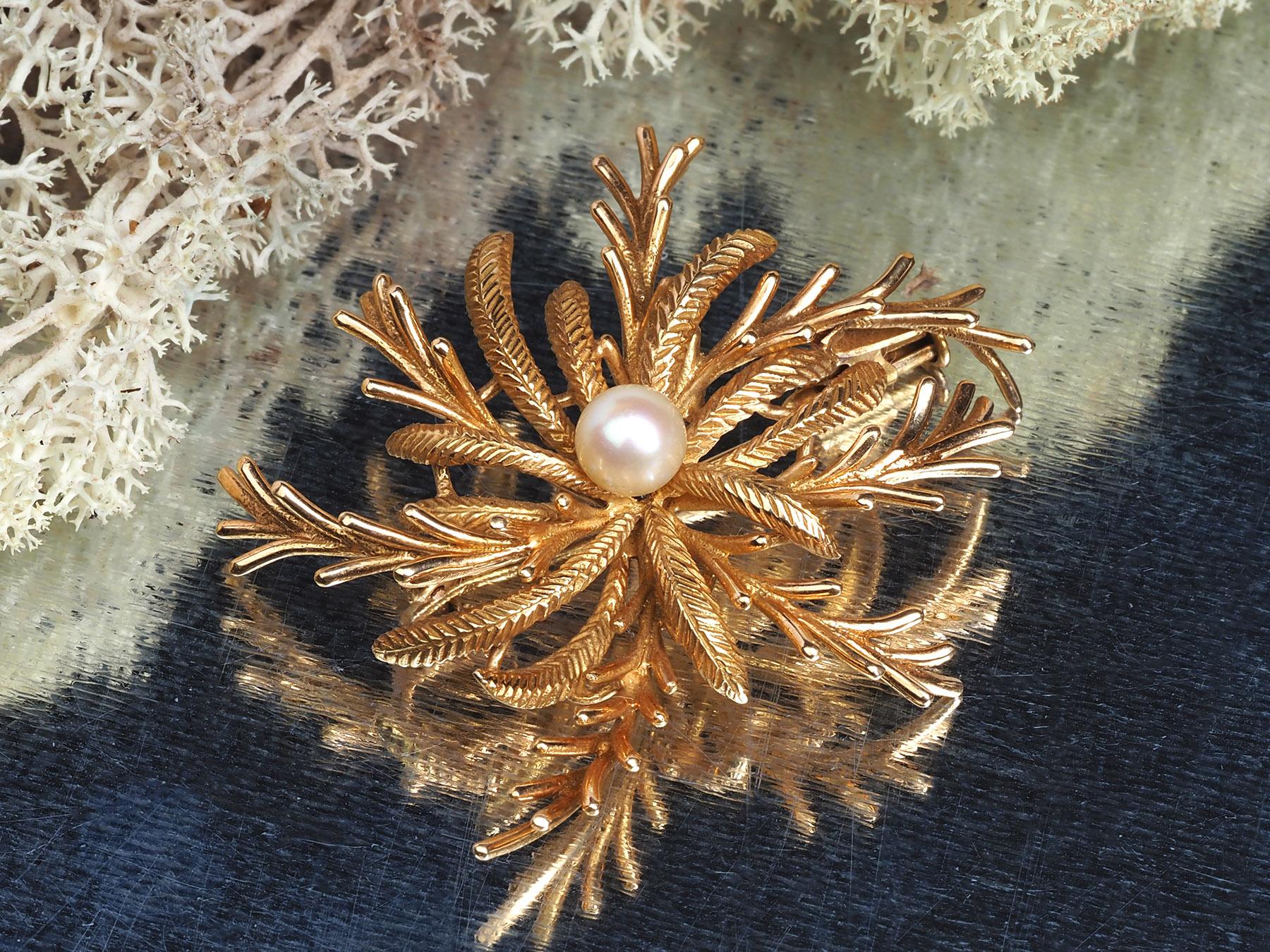 Retro Pearl Yellow Gold Brooch Natural Nacreous White Gem Unisex Floral Jewels In Good Condition For Sale In Berlin, DE