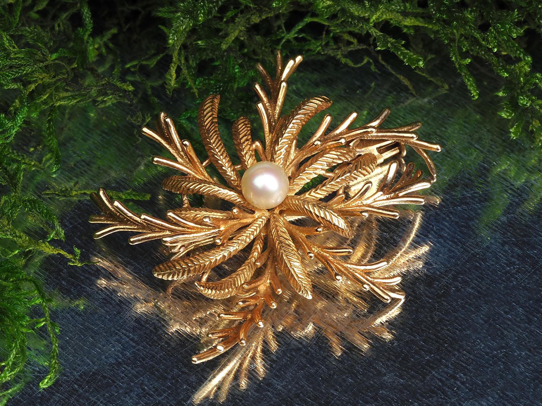 Retro Pearl Yellow Gold Brooch Natural Nacreous White Gem Unisex Floral Jewels For Sale 1