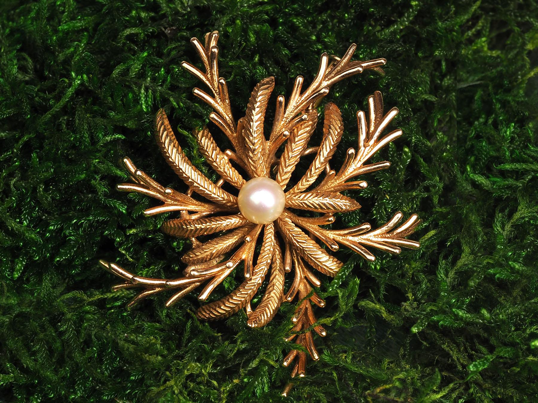 Retro Pearl Yellow Gold Brooch Natural Nacreous White Gem Unisex Floral Jewels For Sale 2