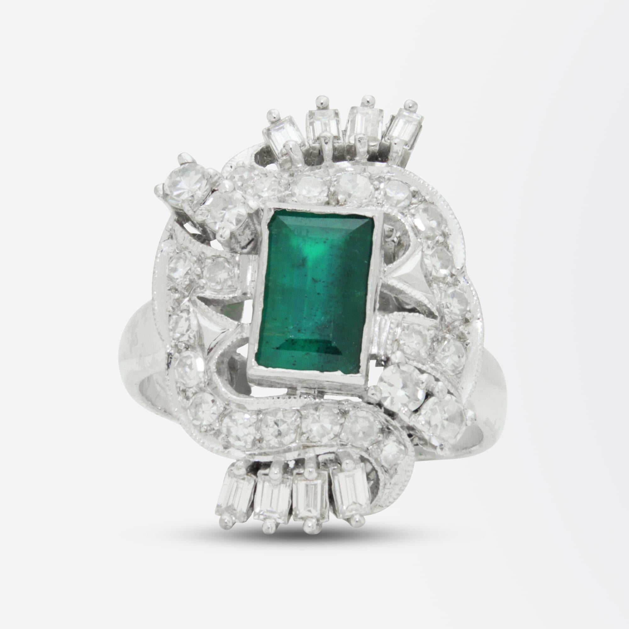 Une bague de cocktail magnifiquement fabriquée de la période rétro du 20e siècle. Cette pièce réalisée à la main en platine est centrée sur une émeraude de taille octogonale pesant 1,25 carat, sertie dans une monture rub-over. Cette émeraude est