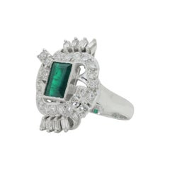 Période rétro, bague cocktail en platine, diamants et émeraudes