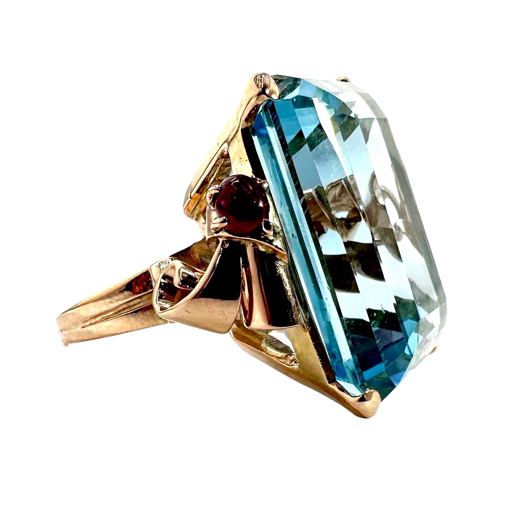 Retro Period Rose Gold Ring with 51ct Aquamarine and Cabochon Rubies For Sale 1