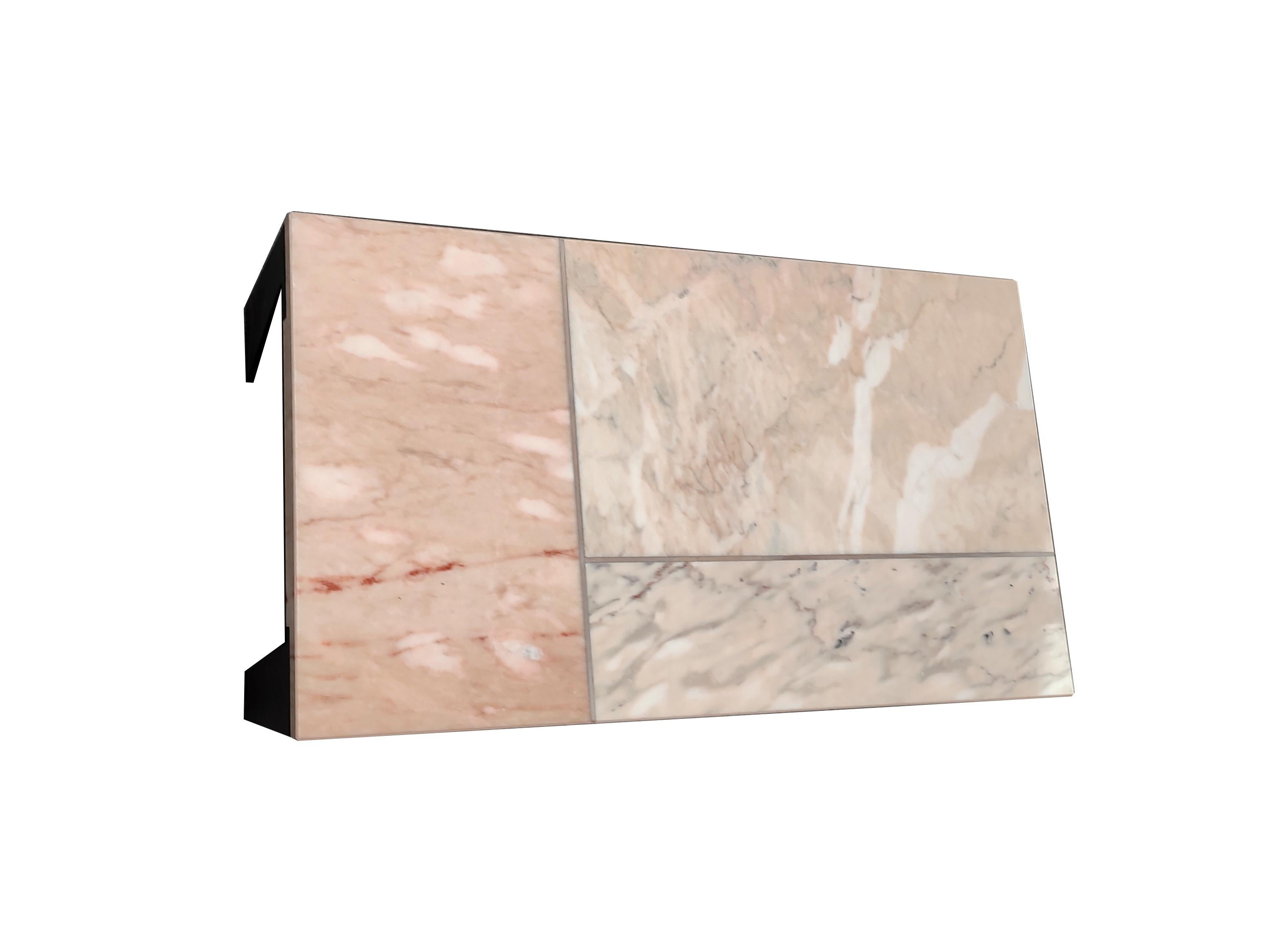 Table basse rétro en marbre rose Milieu des années 1990 Marbre rose portugais et galicien avec pieds en ardoise noire - Un chef-d'œuvre unique et luxueux
Cette table basse en marbre unique en son genre est une pièce de collection rare qui incarne