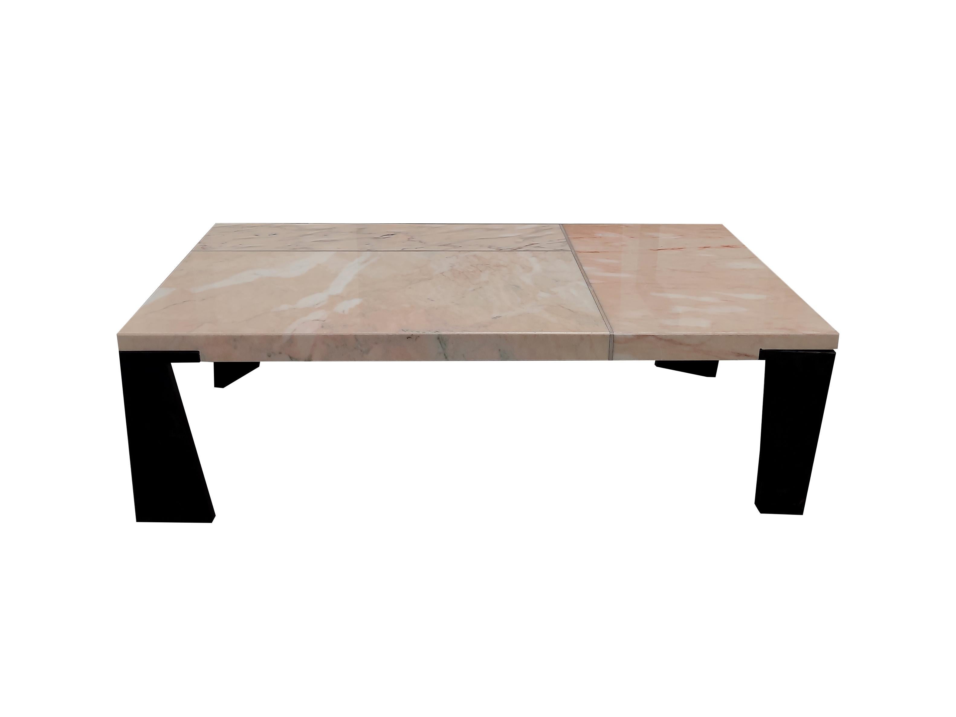 Mid-Century Modern Table basse rétro des années 1990, marbre rose et pieds en ardoise noire en vente