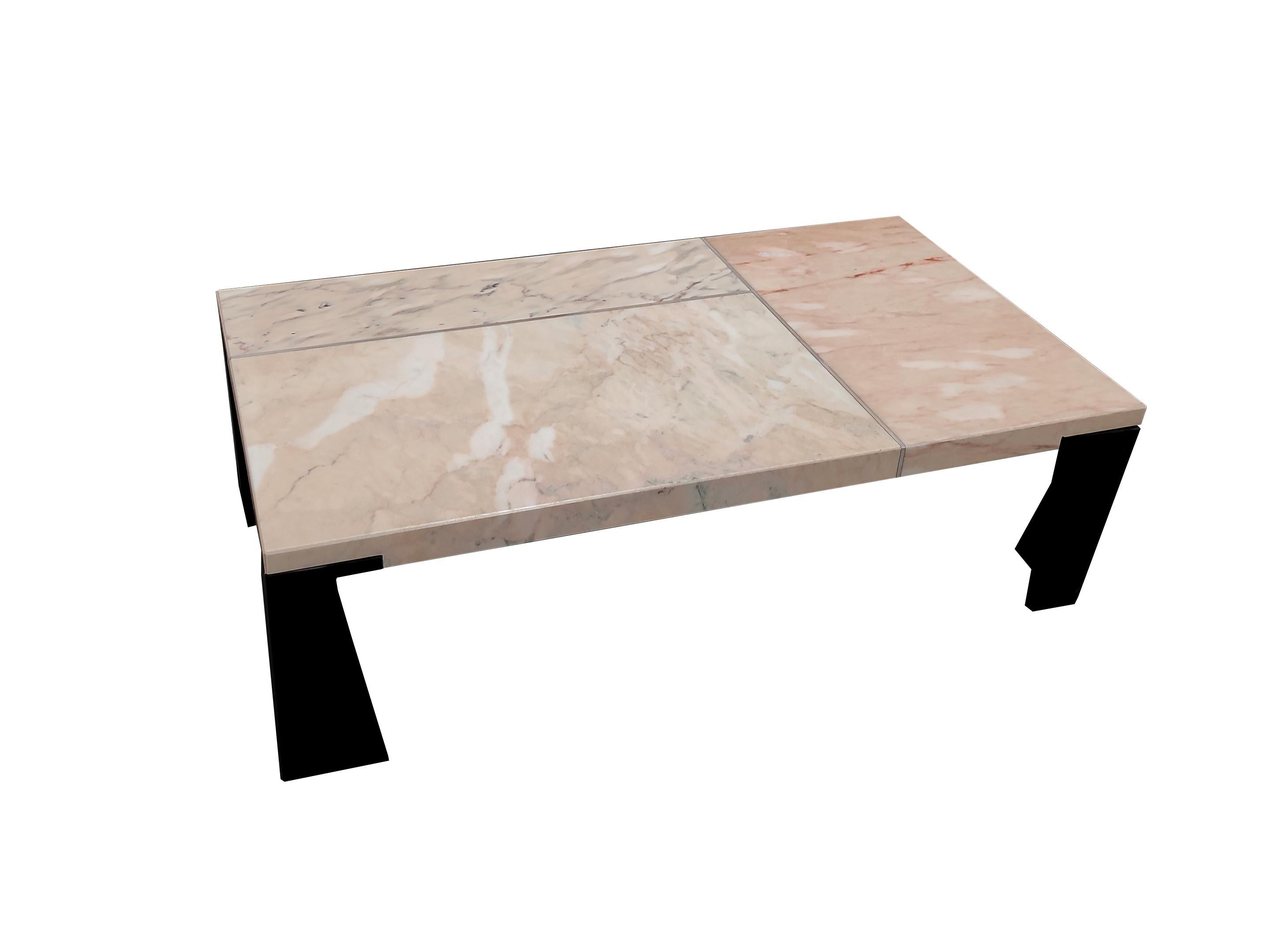 Espagnol Table basse rétro des années 1990, marbre rose et pieds en ardoise noire en vente
