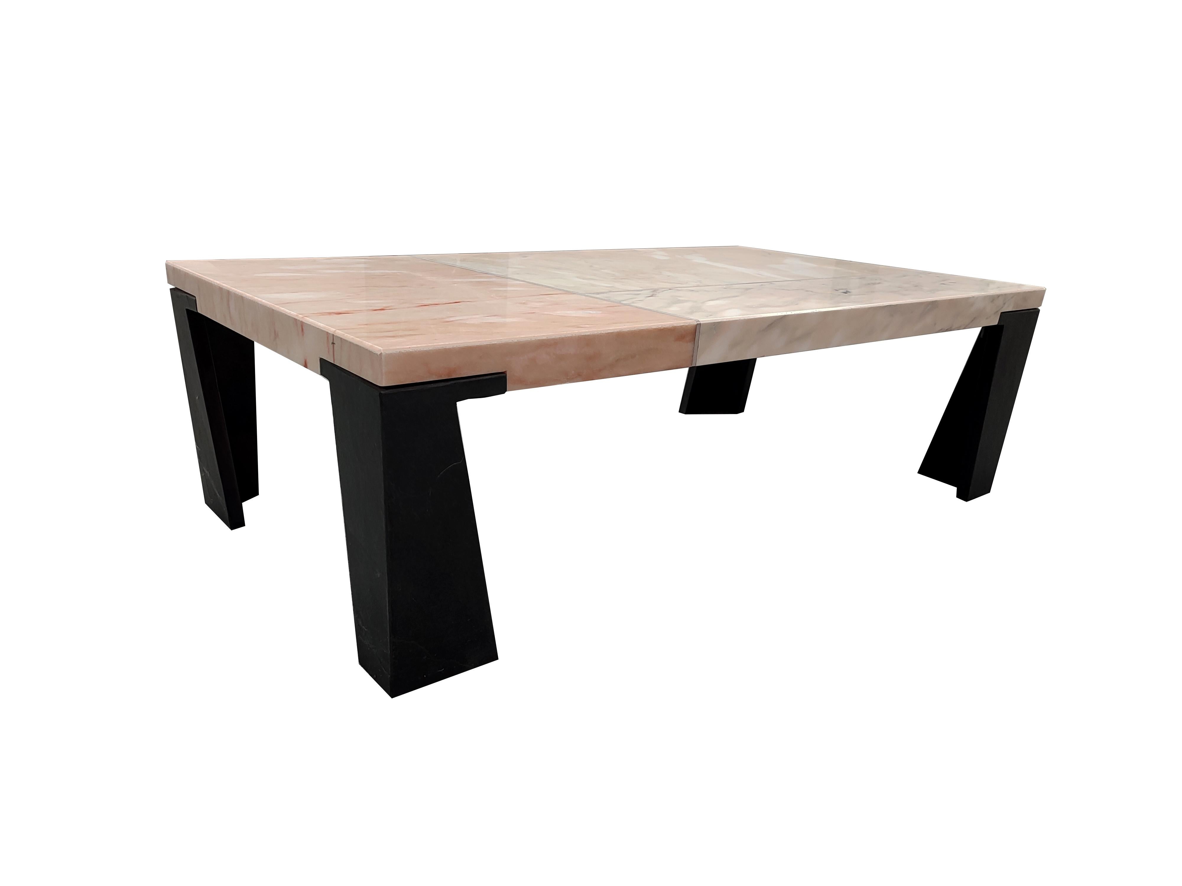 Table basse rétro des années 1990, marbre rose et pieds en ardoise noire Excellent état - En vente à VALVERDE DEL MAJANO, CL