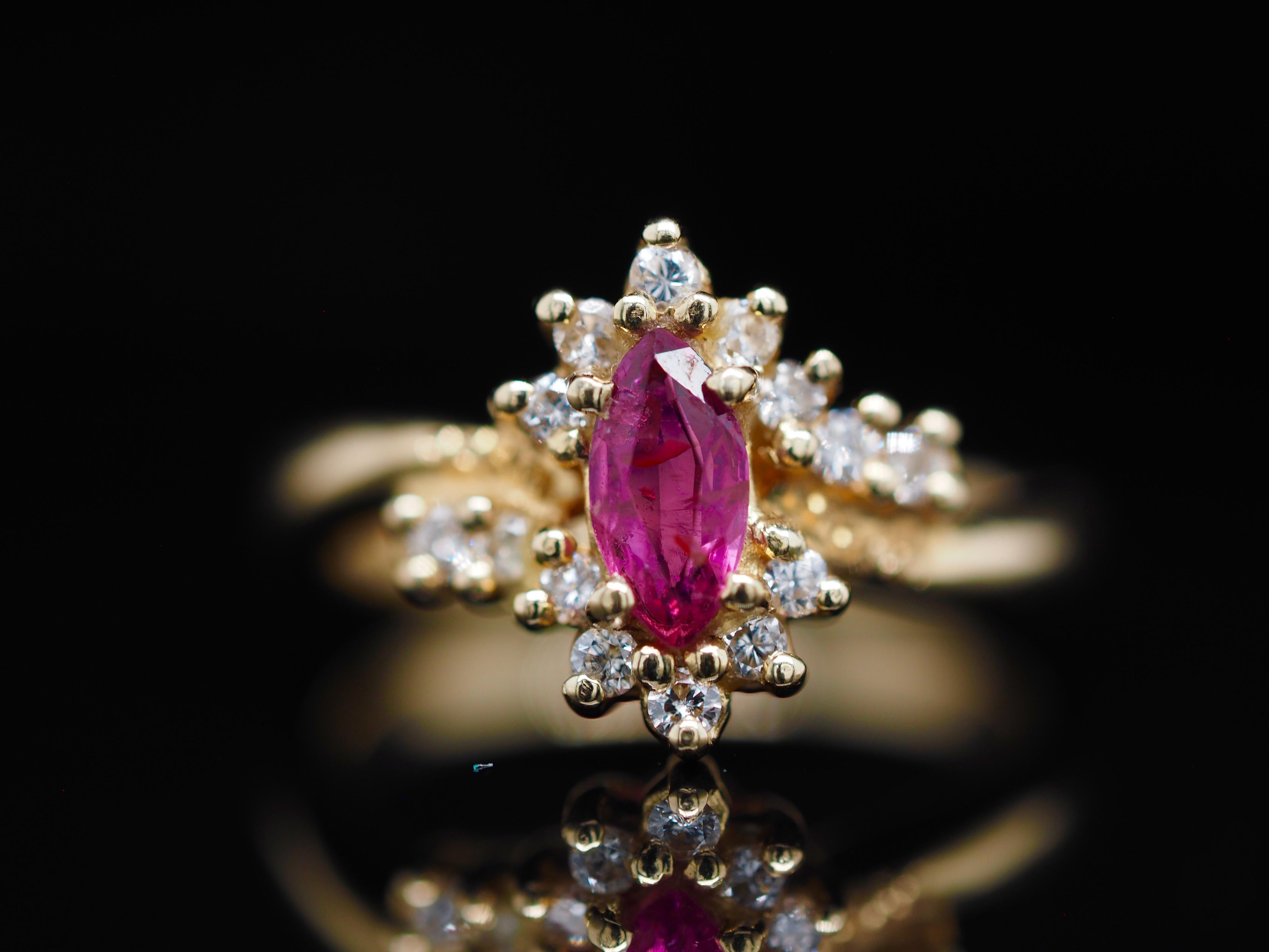 Ein Retro-Ring ist immer das perfekte Accessoire. Dieser leuchtend rosafarbene Marquise-Saphir ist mit einer Starburst aus runden Brillanten verziert. Es ist ein so kostbarer Ring, den man übereinander tragen kann oder der allein so viel Leben in