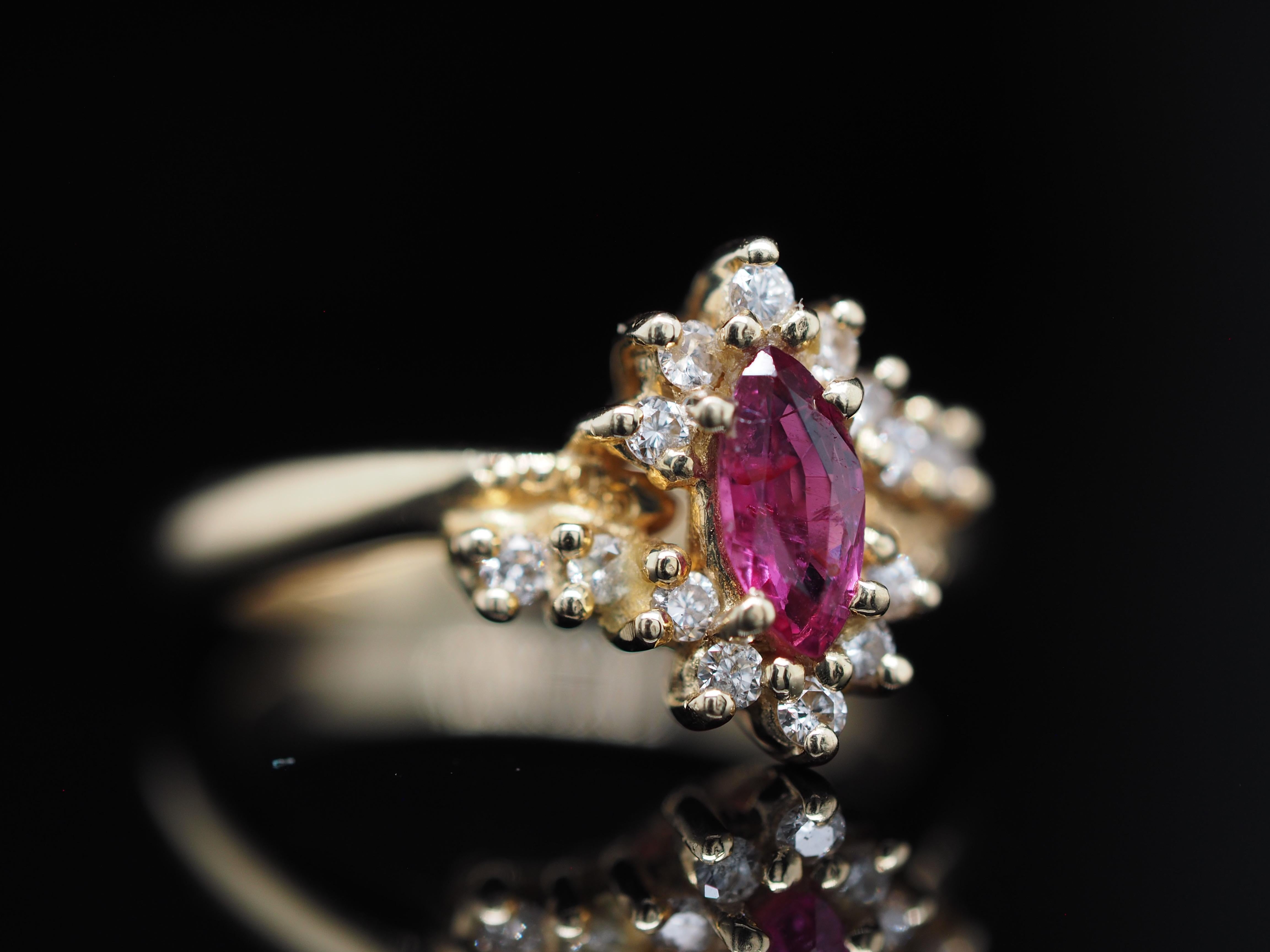 Rétro Bague marquise vintage rétro en or jaune 14 carats avec saphir rose et diamants en vente