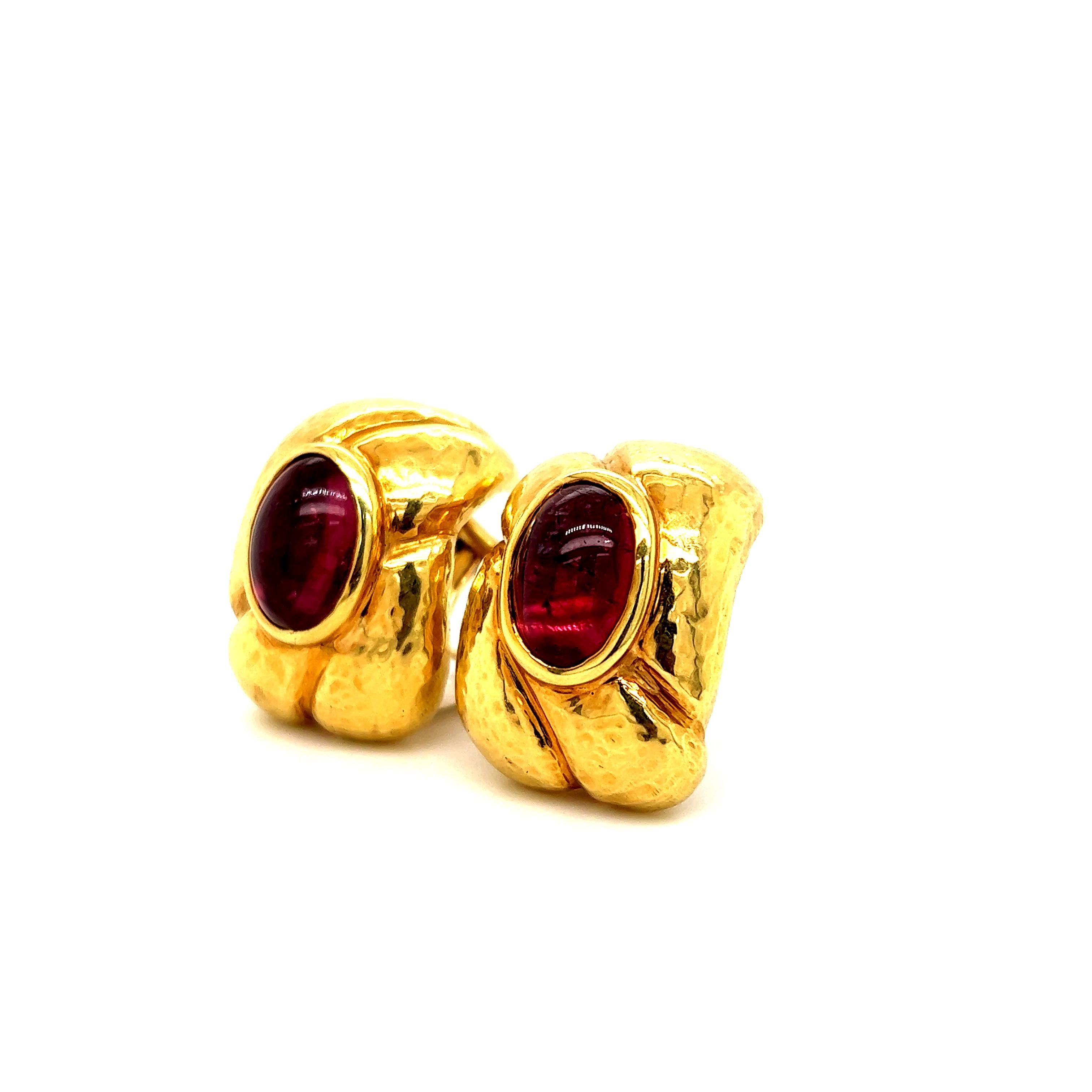 Retro Rosa Turmalin 18k gehämmerte Gold geschwungene Ohrringe (Cabochon) im Angebot