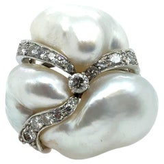 Bague de cocktail rétro en platine, sertie d'un diamant naturel de 2,2 carats et de perles, CIRCA 1960