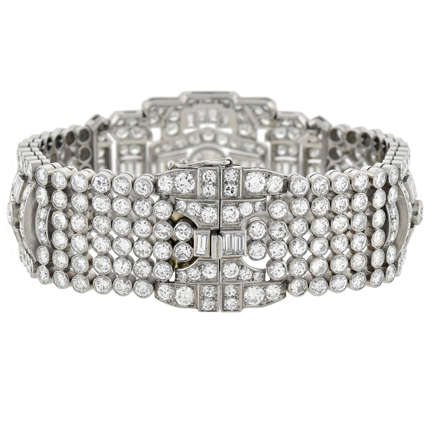 Un bracelet incrusté de diamants digne d'un tapis rouge de l'ère rétro (ca1940) ! Cette pièce absolument exquise est réalisée en platine et présente une large surface flexible de maillons incrustés de diamants, qui s'emboîtent pour former un design