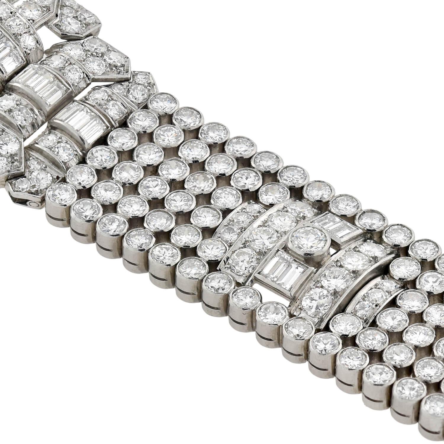 Bracelet à maillons rétro en platine avec diamants de 32,00 carats au total en vente 1