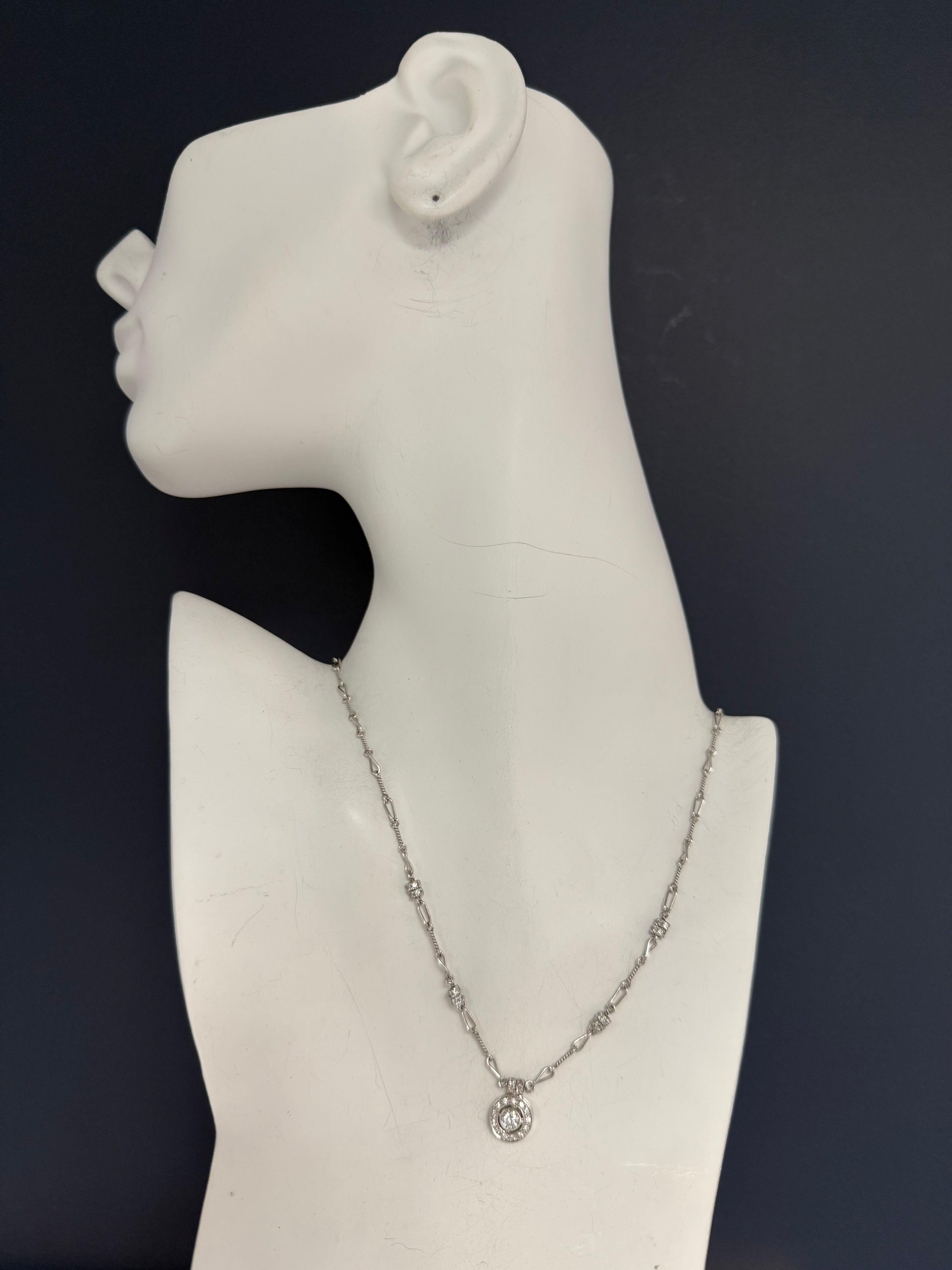Con�çu par la célèbre maison PEPI, ce collier exquis est réalisé dans une combinaison de platine et d'or blanc 18 carats. L'élégante chaîne de 16 pouces pèse 10 grammes et est sertie de 74 diamants naturels ronds et brillants incolores totalisant