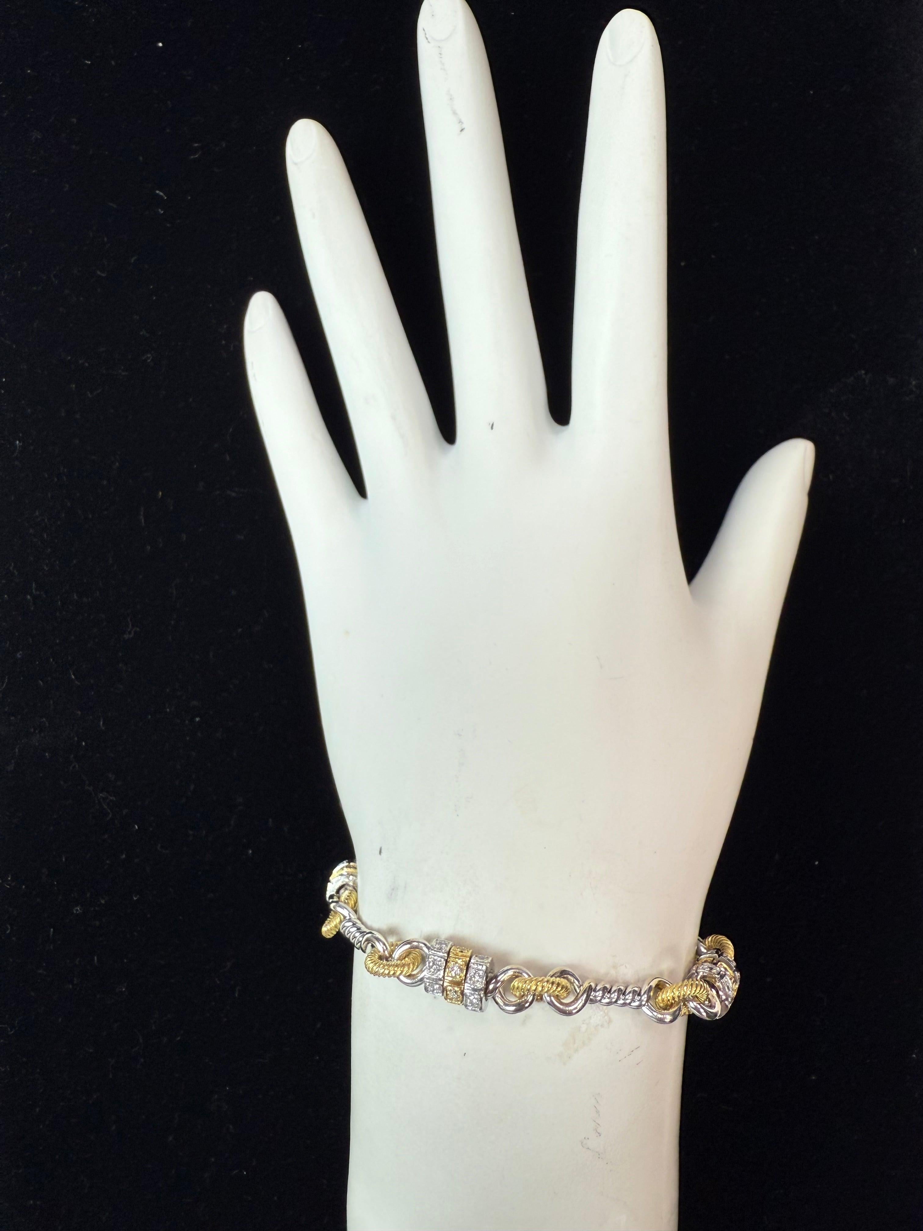 Diseñada por el renombrado PEPI, esta llamativa pulsera bicolor está elaborada en platino y oro amarillo de 18 quilates. Mide 7,25 pulgadas de largo y pesa 24,8 gramos, está engastado con 72 diamantes incoloros brillantes redondos naturales que
