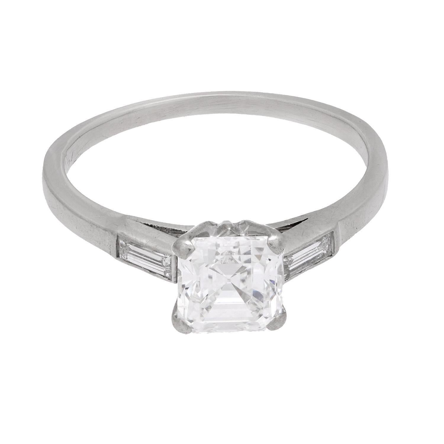 Une magnifique bague de fiançailles en diamant de l'époque rétro (vers les années 1940) ! Réalisée en platine, cette bague est ornée d'un diamant central de taille asscher d'un poids de 1,06 carat, de couleur F et de pureté VS1. La pierre est