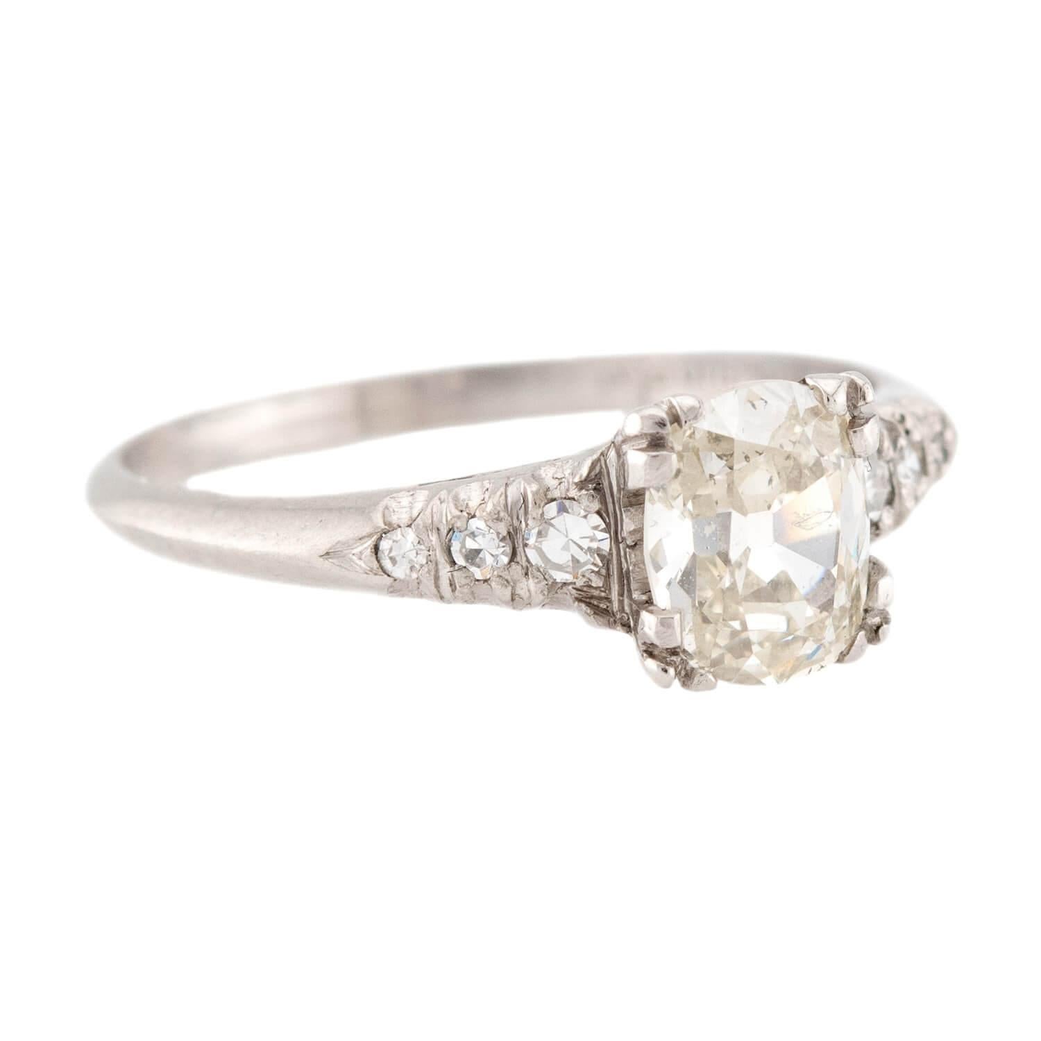 Uno squisito anello di fidanzamento con diamante di epoca retrò (ca. 1940)! Realizzato in platino, questo anello presenta un diamante centrale da 0,90 carati con taglio old mine, custodito in una montatura a quattro griffe. Il diamante ha un colore
