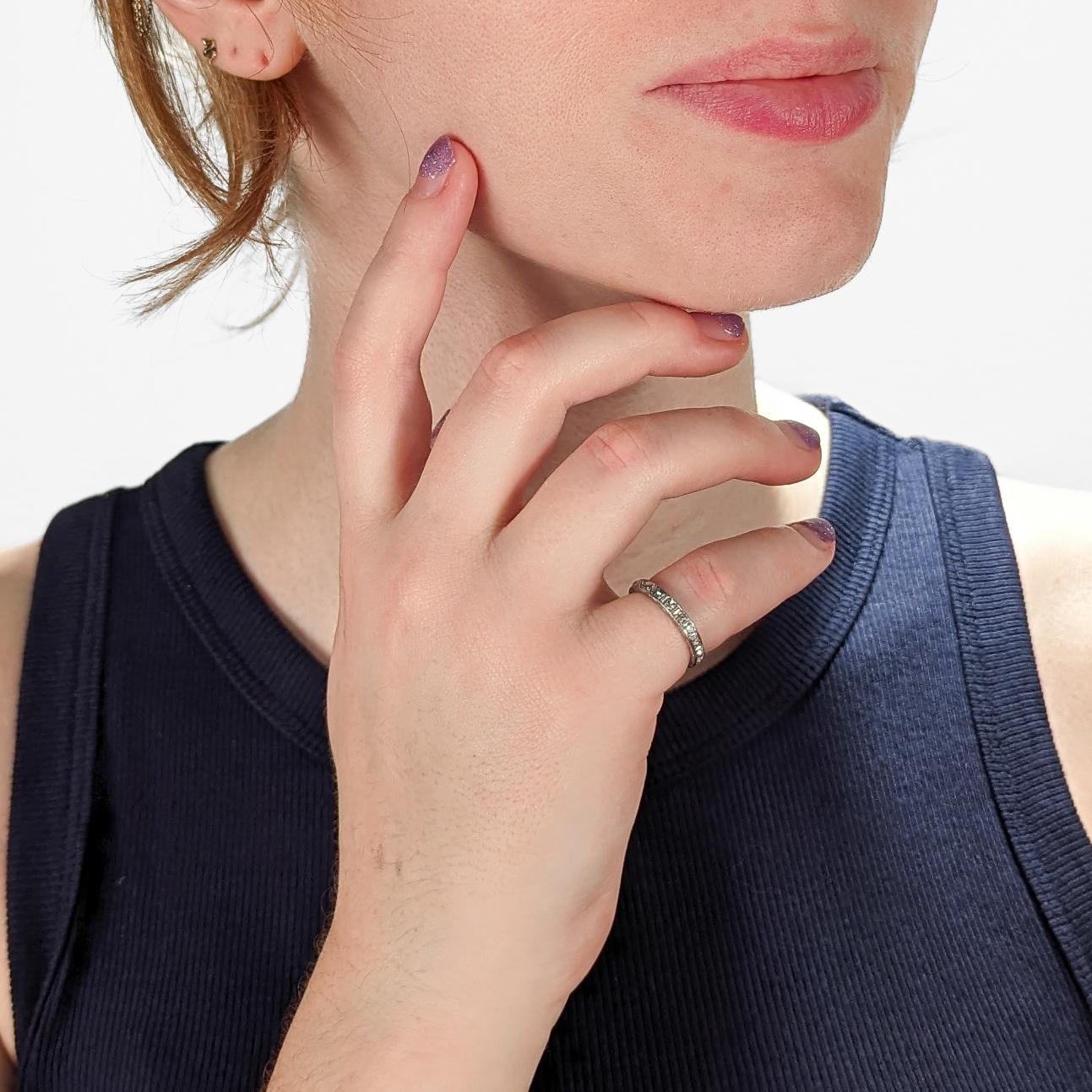 Anillo de eternidad de platino y diamantes de época, muy fino.

Con diamantes brillantes redondos engastados en una banda de platino adornada con grabados decorativos en el lateral de la banda.

¡Simplemente un anillo maravilloso!

Date:
siglo