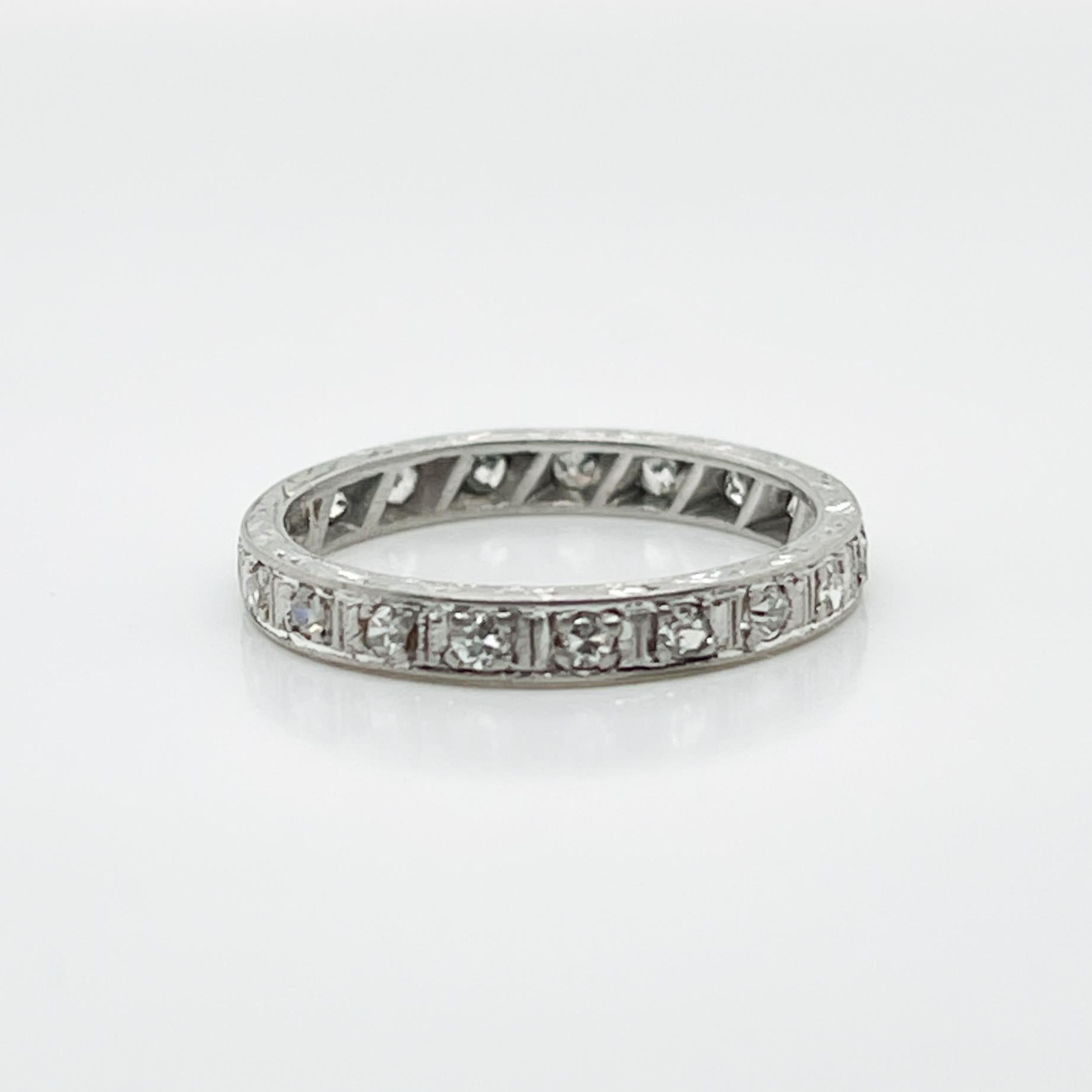 Retro Platinum & Diamond Eternity Wedding Band Ring In Good Condition For Sale In Philadelphia, PA