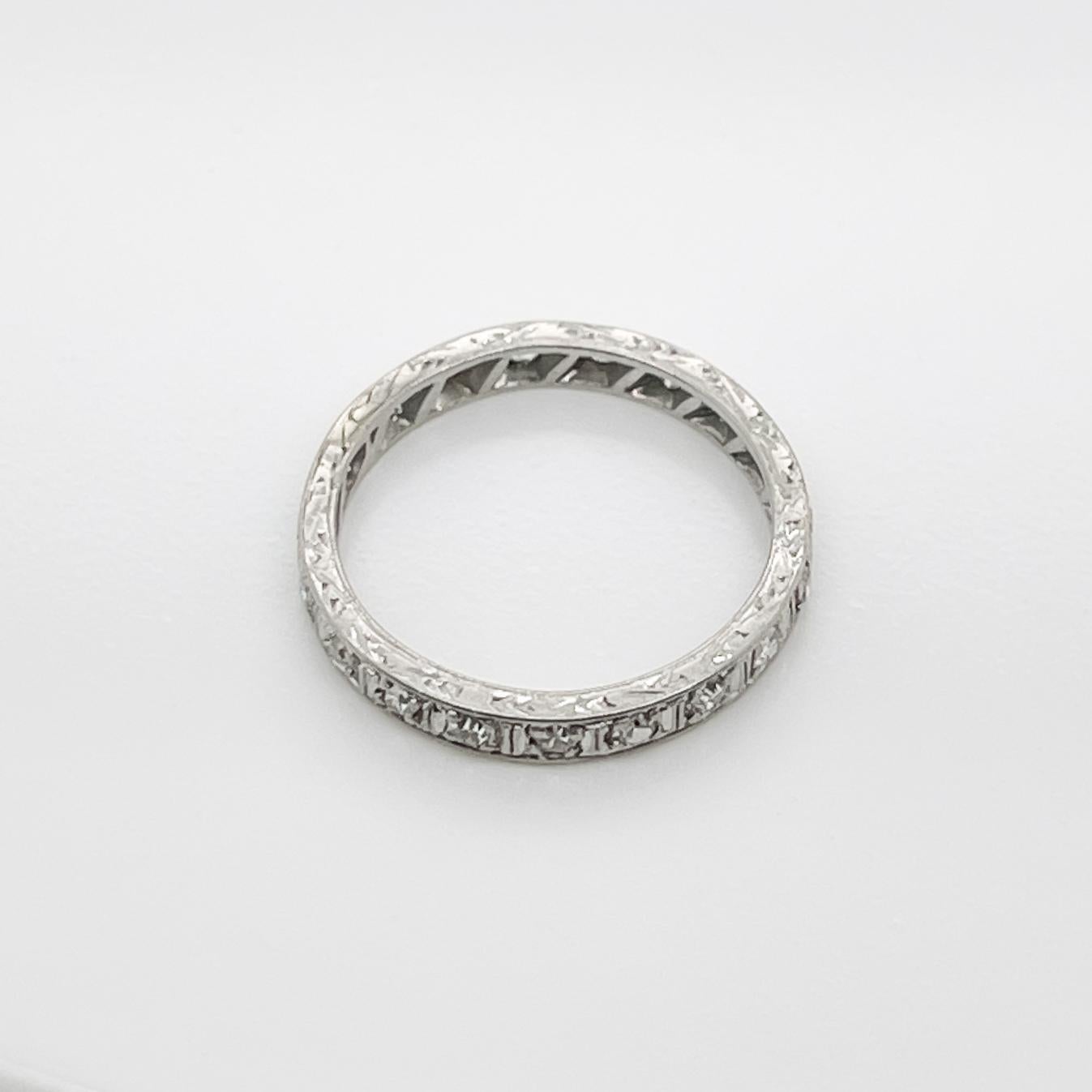 Retro Platinum & Diamond Eternity Wedding Band Ring In Good Condition For Sale In Philadelphia, PA