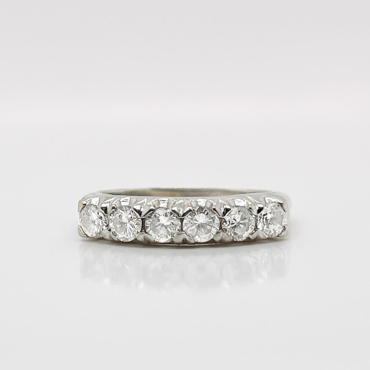 Bague rétro à six pierres en platine et diamants en vente 4