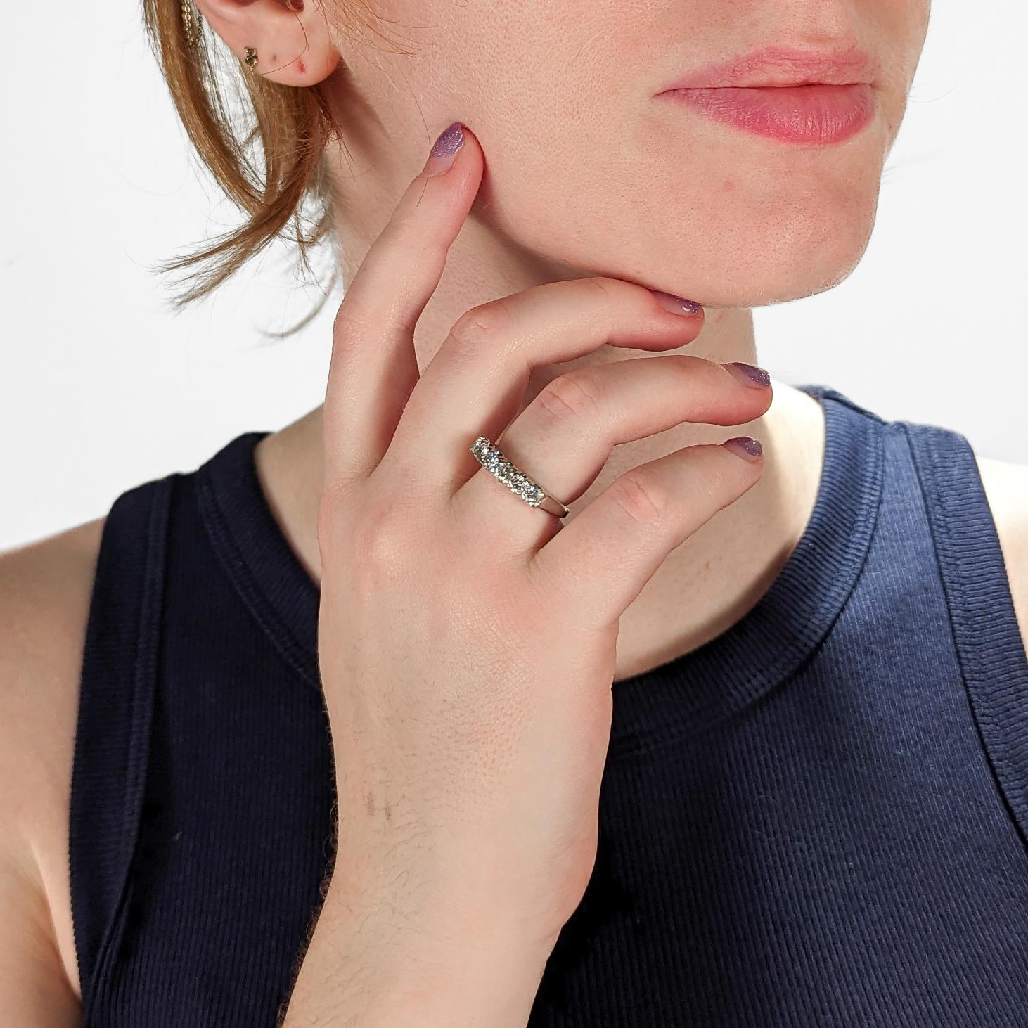 Un raffinato anello a fascia in platino e diamanti.

Con sei diamanti rotondi taglio brillante incastonati, con colore e fuoco molto belli. 

Un anello semplicemente accattivante!

Data:
20° secolo

Condizioni generali:
Nel complesso è in buone