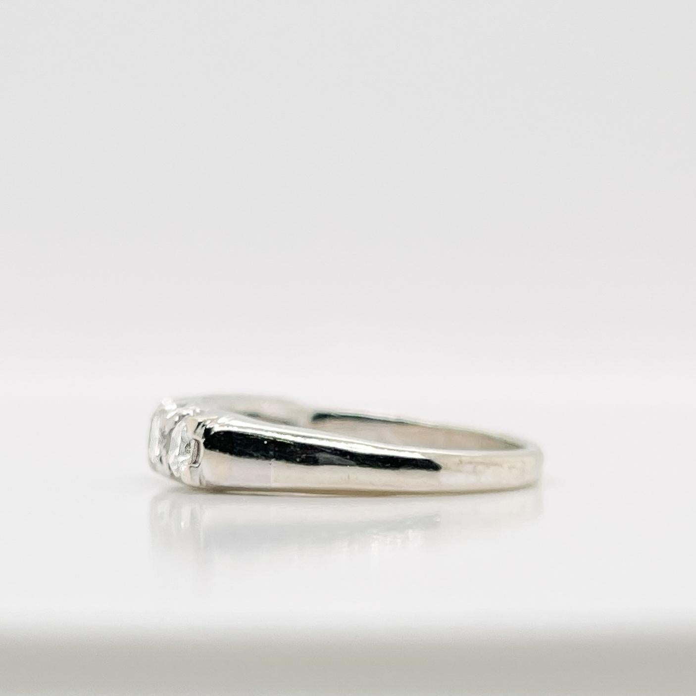 Bague rétro à six pierres en platine et diamants Bon état - En vente à Philadelphia, PA