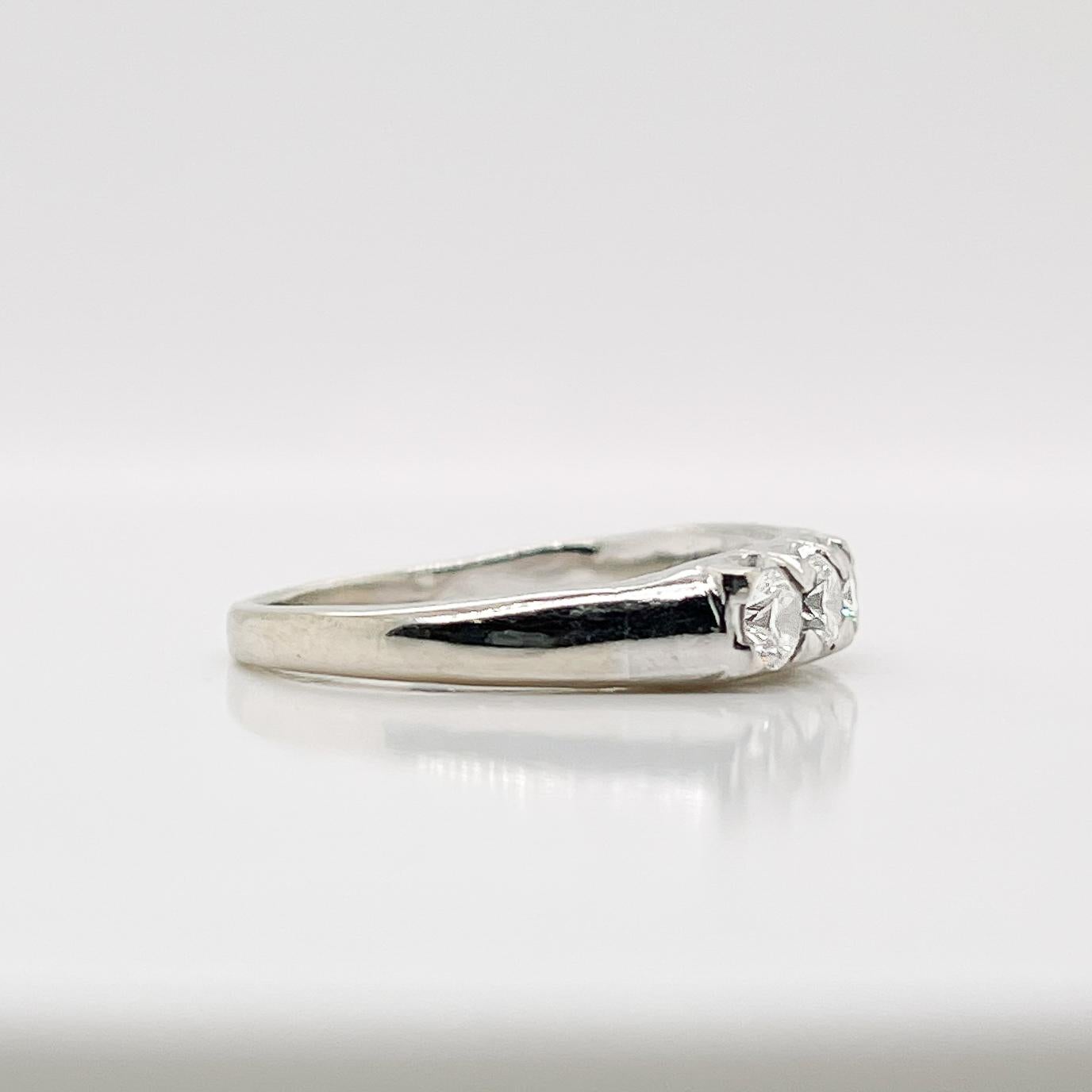 Bague rétro à six pierres en platine et diamants en vente 1