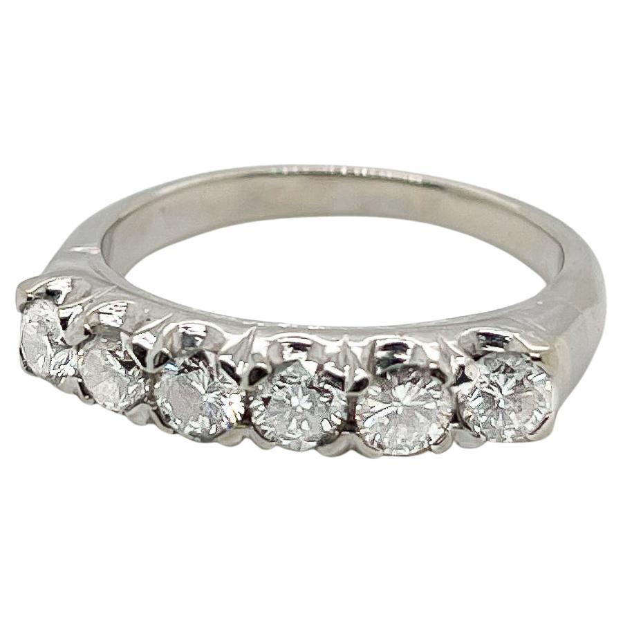 Bague rétro à six pierres en platine et diamants en vente