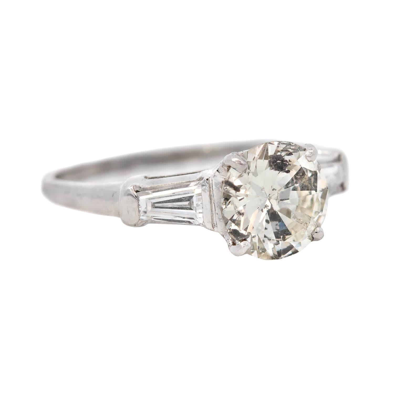 Ein wunderschöner Diamant-Verlobungsring aus der Retro-Ära (ca. 1940)! Dieser wunderschöne Ring ist aus Platin gefertigt und trägt einen atemberaubenden Diamanten im Übergangsschliff in der Mitte eines eleganten Designs. Der Stein mit einem